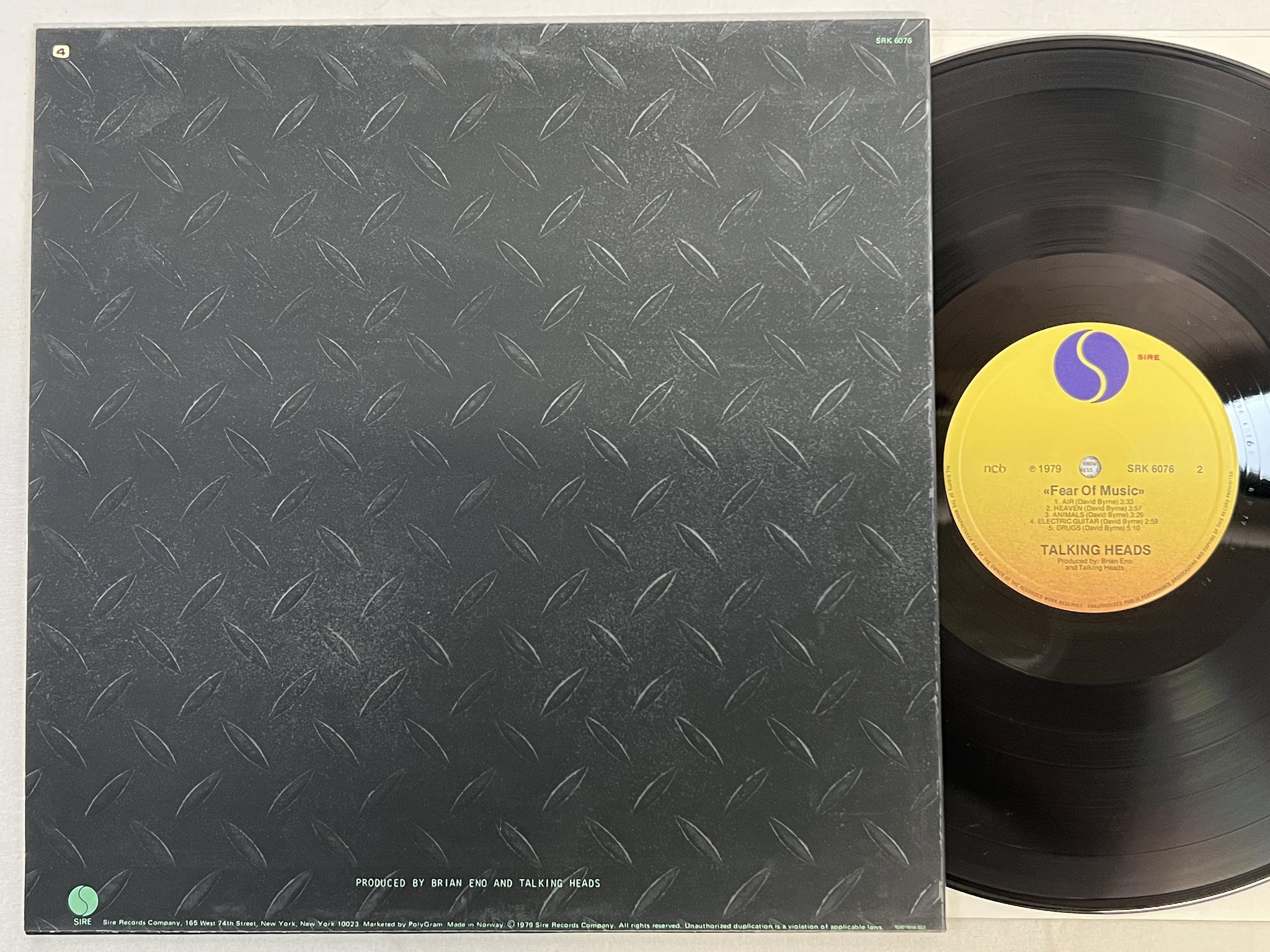 Omslagsbild för skivan TALKING HEADS fear of music LP -79 ncb SIRE SRK 6076 * embossed sleeve *