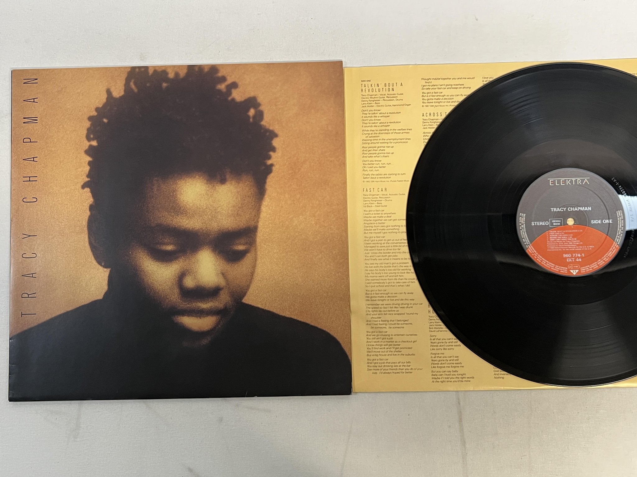 Omslagsbild för skivan TRACY CHAPMAN s/t LP -88 ELEKTRA 960744-1 ** TALKIN' 'BOUT A REVOLUTION **