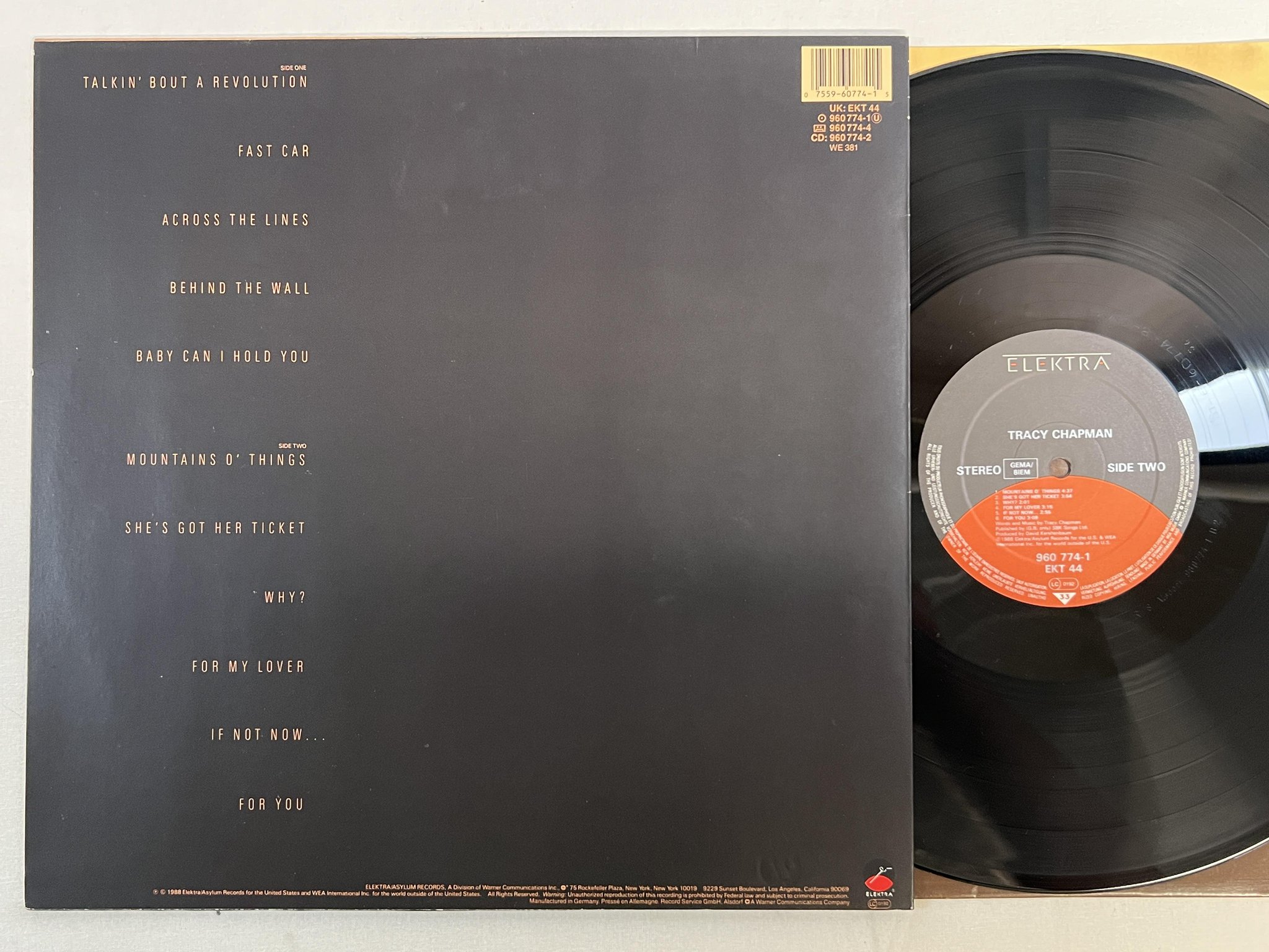 Omslagsbild för skivan TRACY CHAPMAN s/t LP -88 ELEKTRA 960744-1 ** TALKIN' 'BOUT A REVOLUTION **