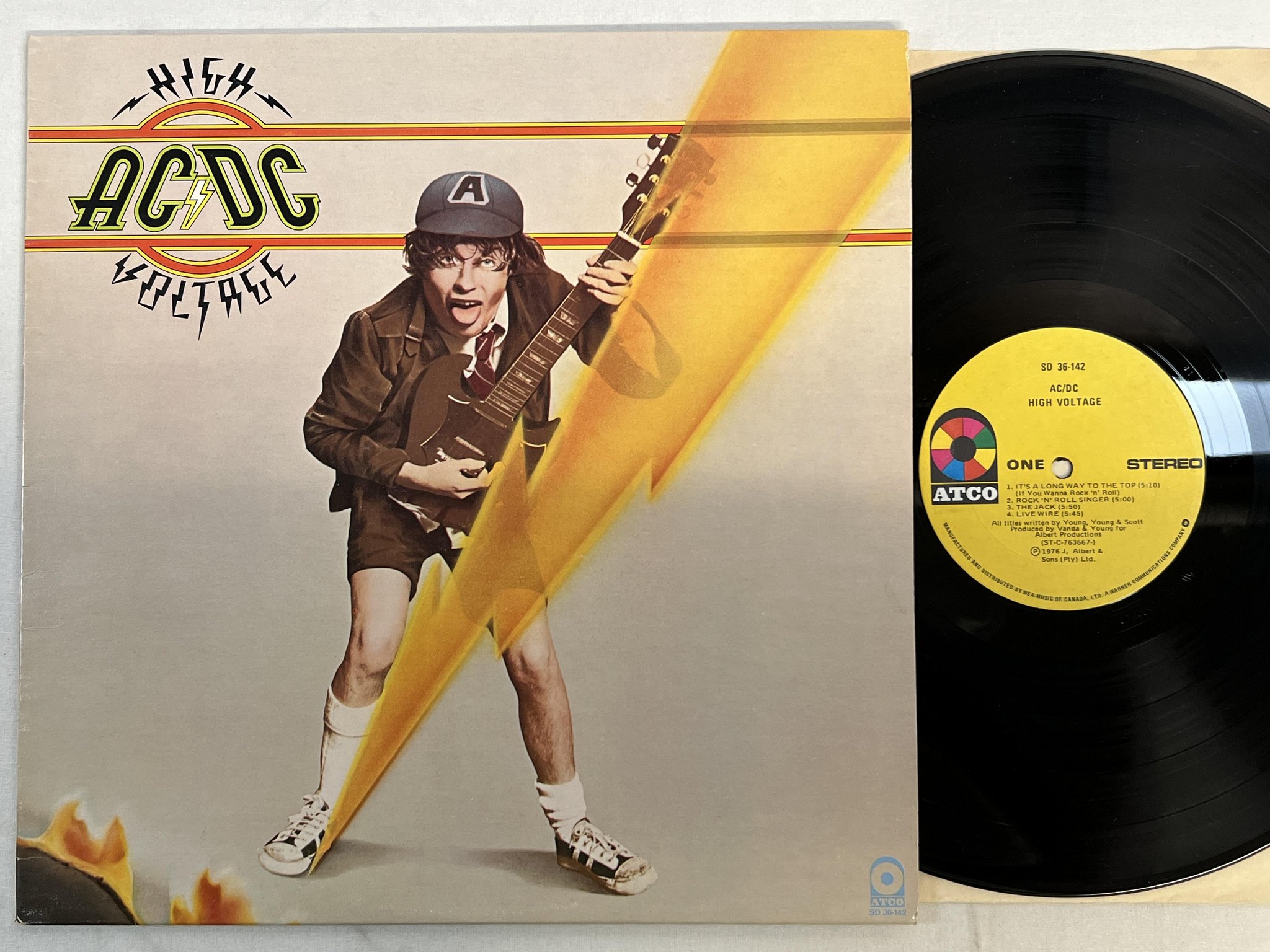 Omslagsbild för skivan AC/DC high voltage LP -76 Can ATCO SD 36-142