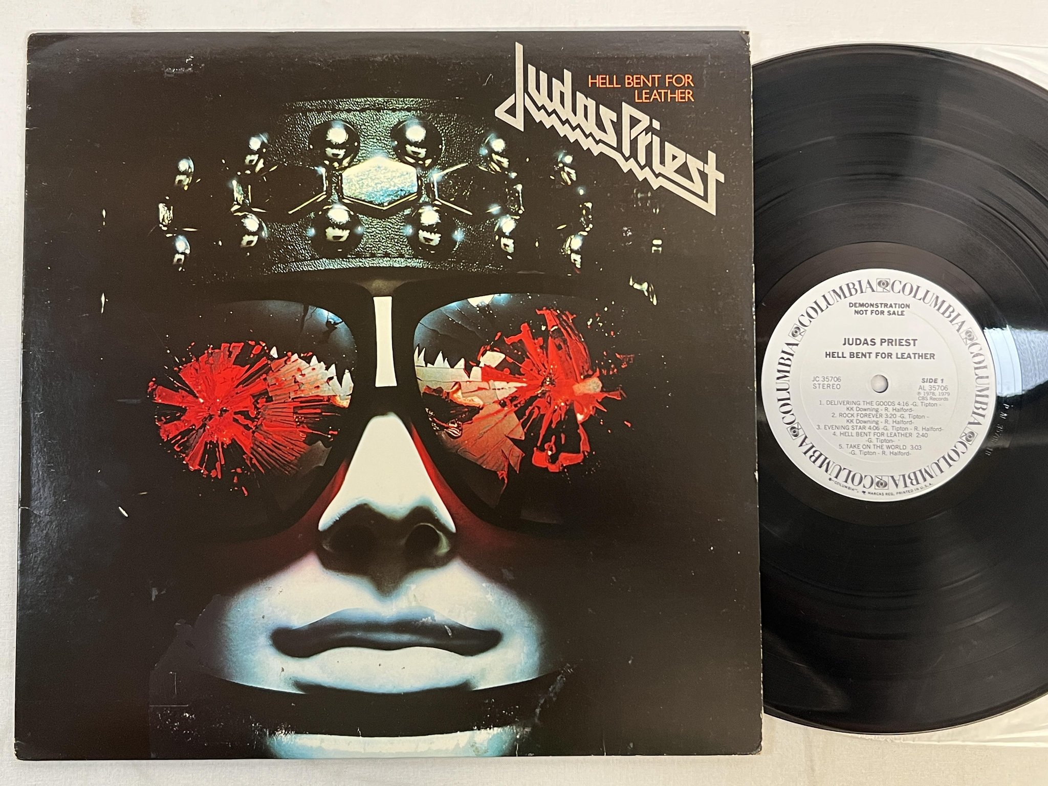 Omslagsbild för skivan JUDAS PRIEST hell bent for leather LP -79 US COLUMBIA JC 35706 promo