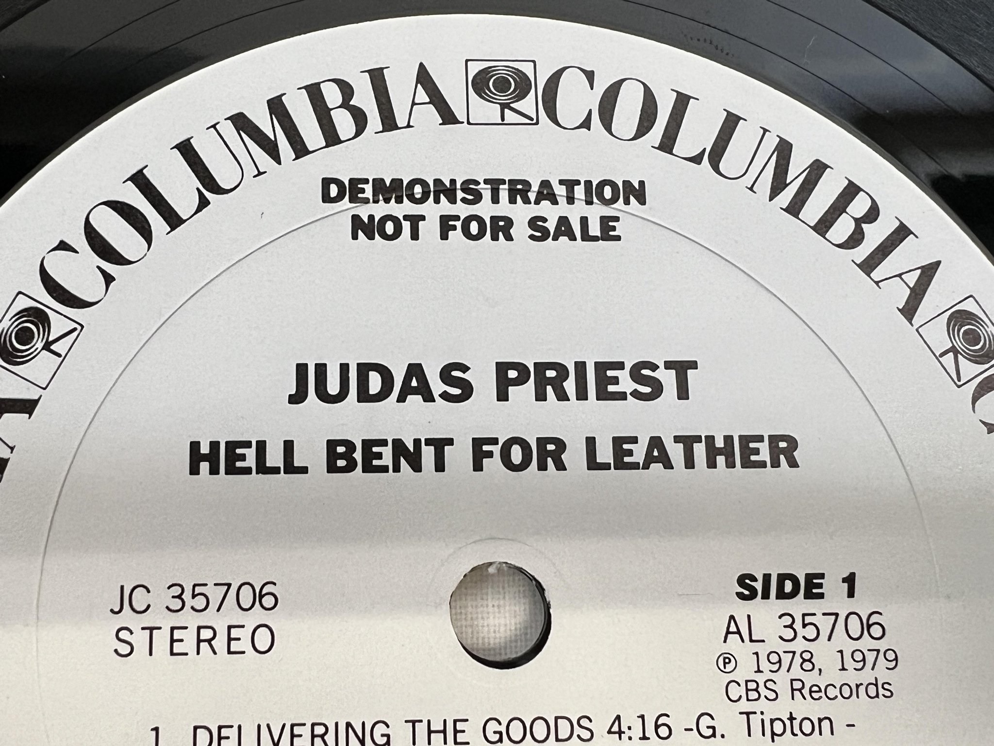 Omslagsbild för skivan JUDAS PRIEST hell bent for leather LP -79 US COLUMBIA JC 35706 promo
