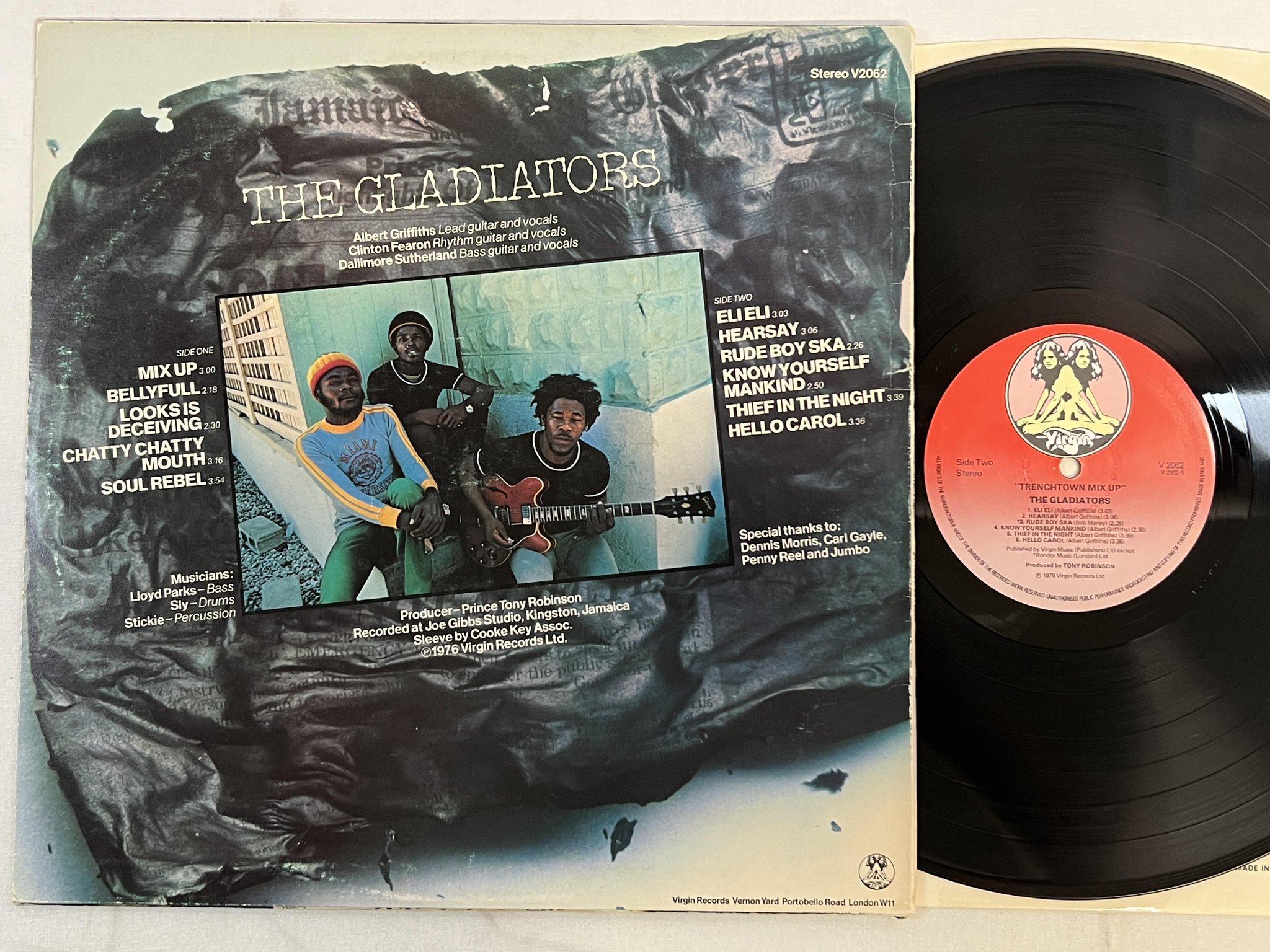 Omslagsbild för skivan THE GLADIATORS trenchtown mix up LP -76 UK VIRGIN V2062 ** rare classic **