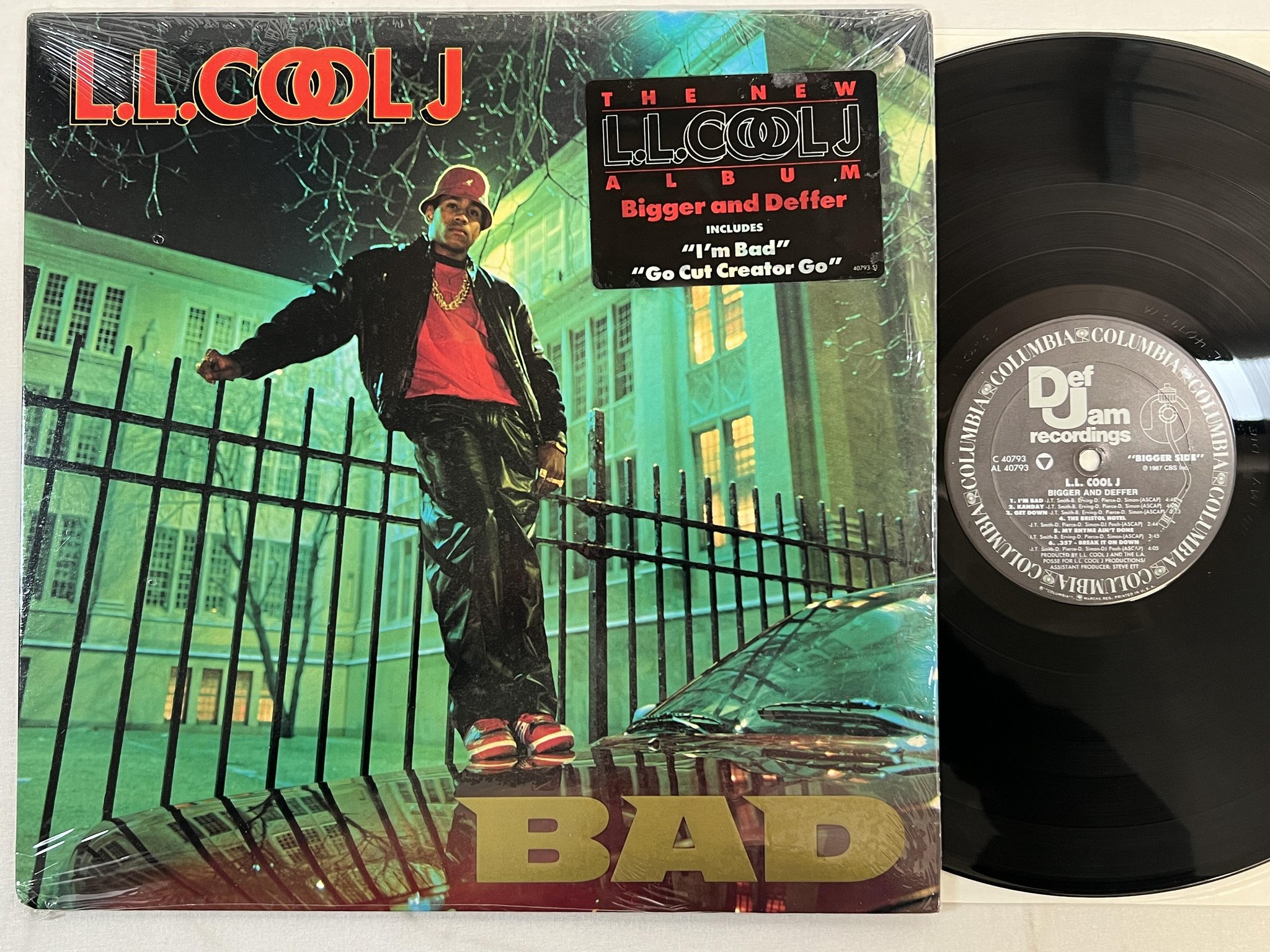 Omslagsbild för skivan LL COOL J bigger and deffer LP -87 US DEF JAM C 40793 ** hype sticker **