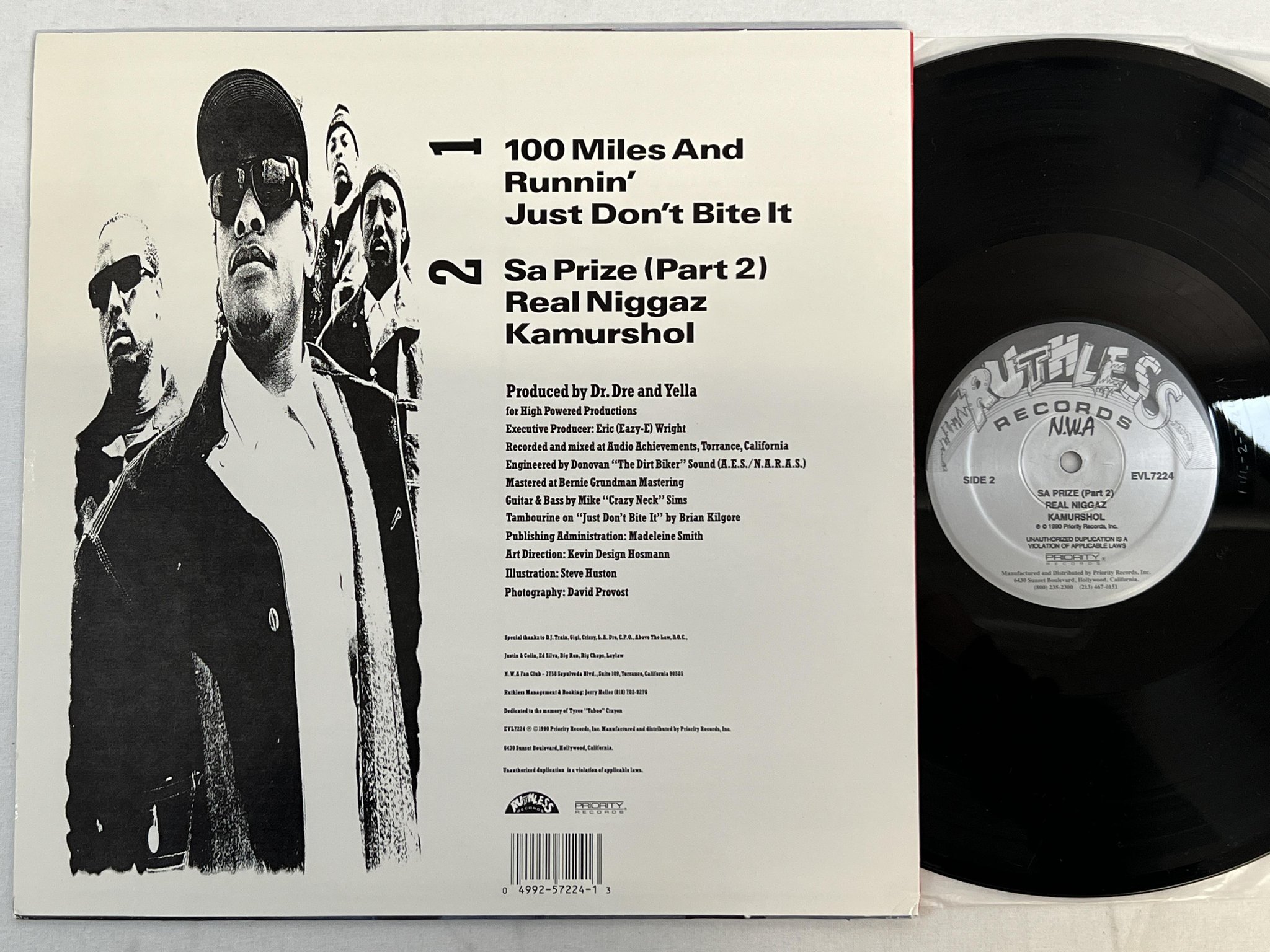 Omslagsbild för skivan N.W.A. 100 miles and running LP -90 US RUTHLESS EVL7224