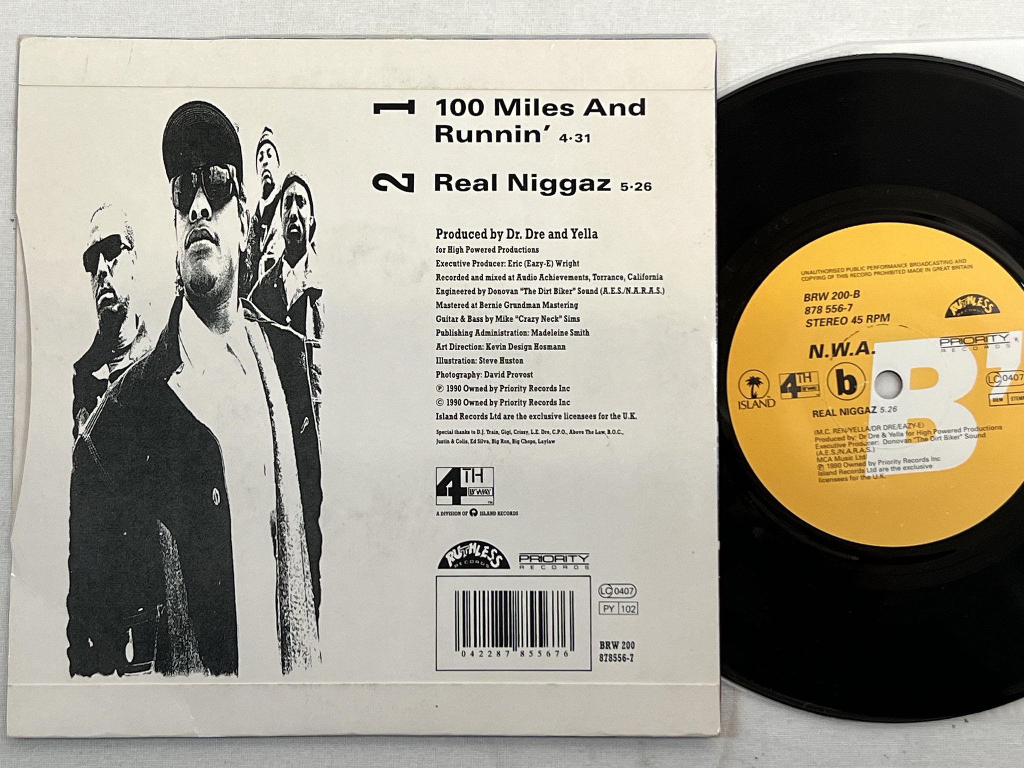 Omslagsbild för skivan NWA 100 Miles And Runnin 7"single -90 UK 4th & broadway BRW 200