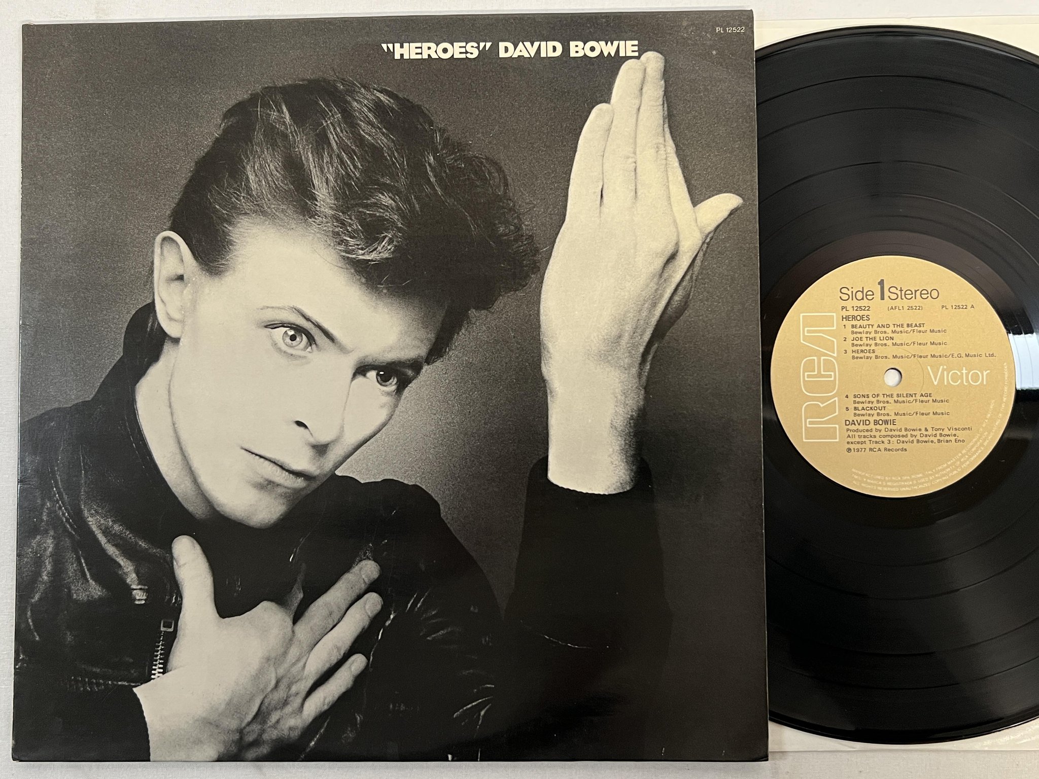 Omslagsbild för skivan DAVID BOWIE heroes LP Italy RCA PL 12522