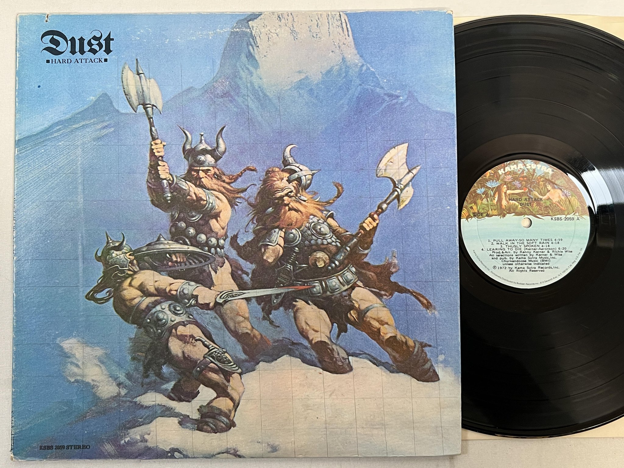 Omslagsbild för skivan DUST hard attack LP -72 US KAMA SUTRA KSBS 2059