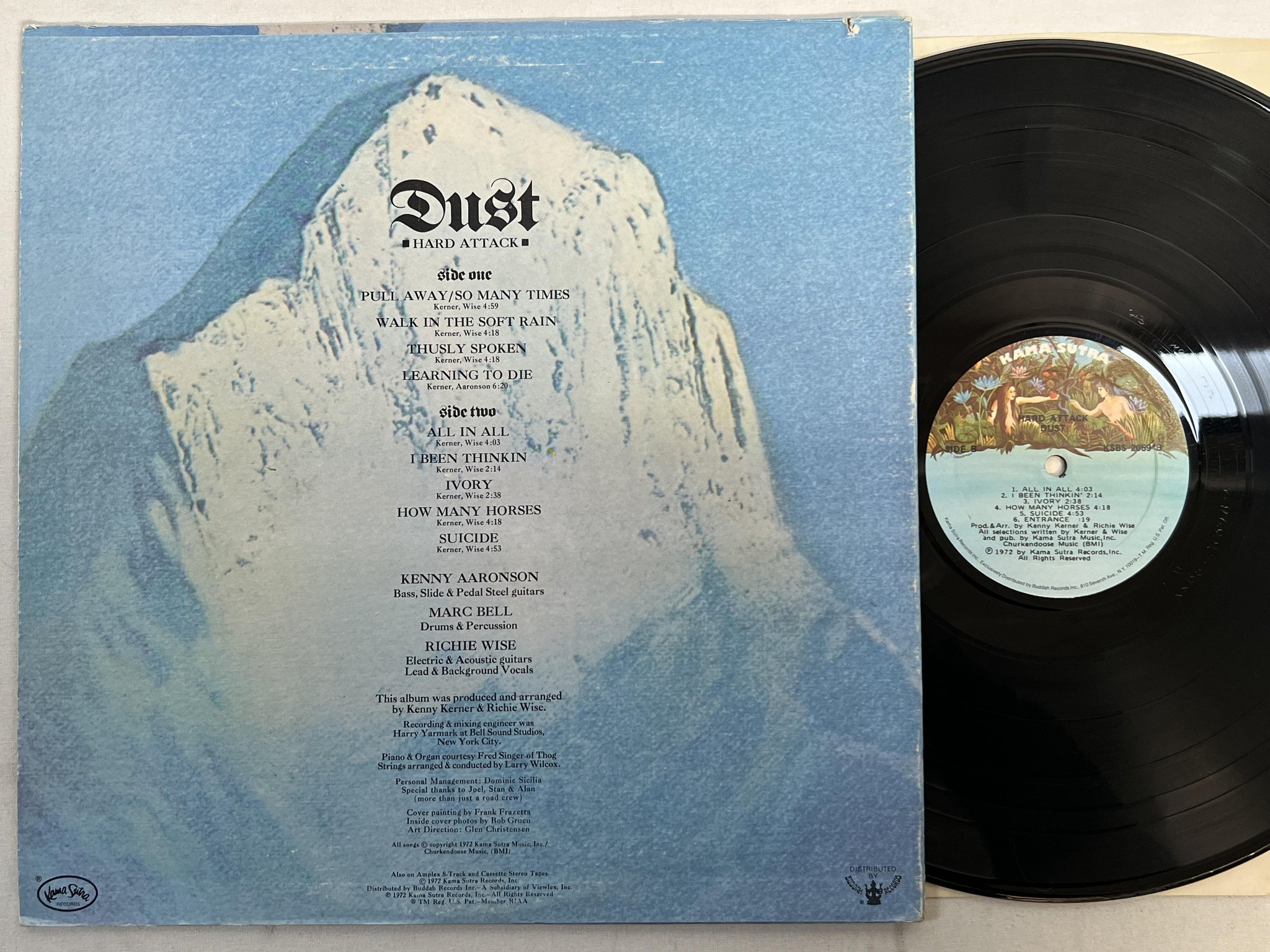 Omslagsbild för skivan DUST hard attack LP -72 US KAMA SUTRA KSBS 2059