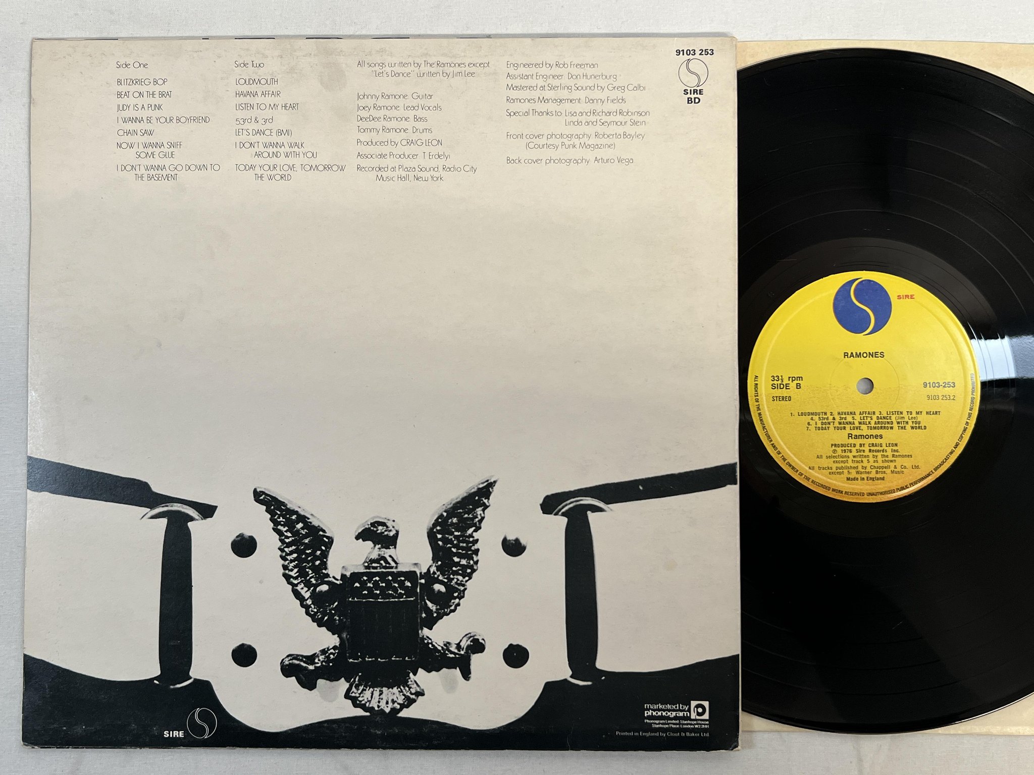 Omslagsbild för skivan RAMONES s/t LP -76 UK SIRE 9103 253