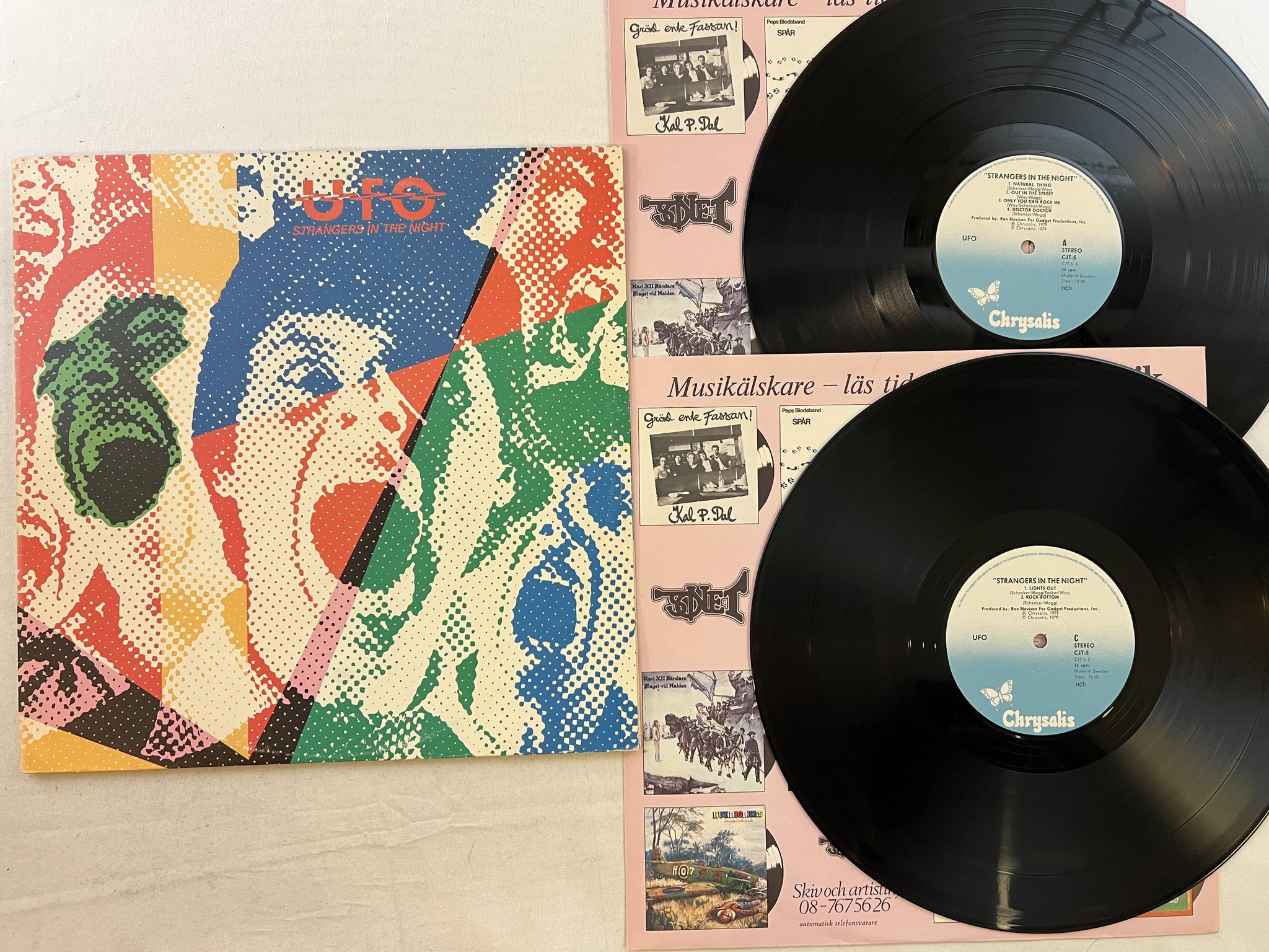 Omslagsbild för skivan UFO strangers in the night 2xLP -79 ncb CHRYSALIS CJT-5