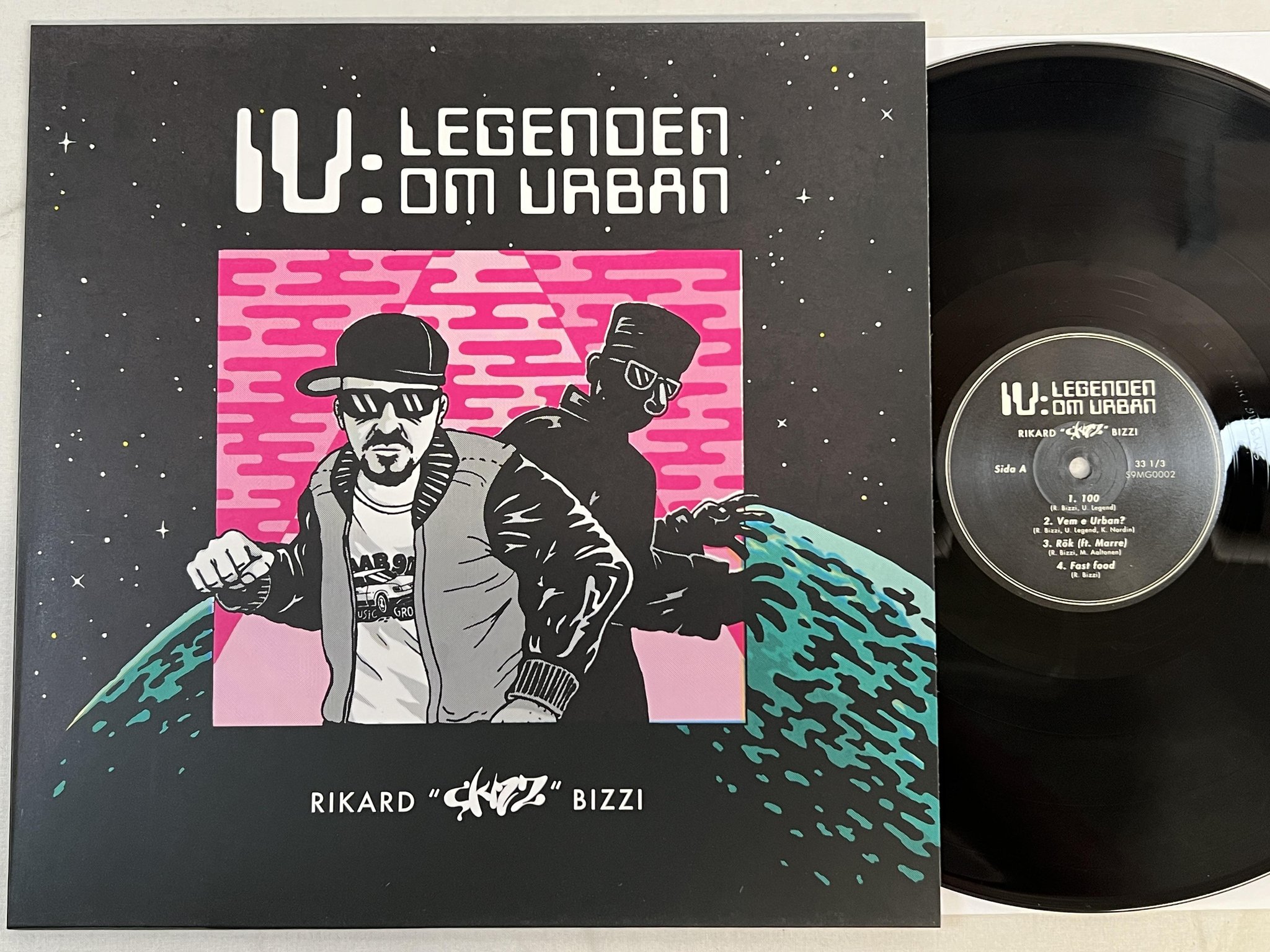 Omslagsbild för skivan RIKARD SKIZZ BIZZI IV: Legenden Om Urban LP 2015 Swe S9MG0006