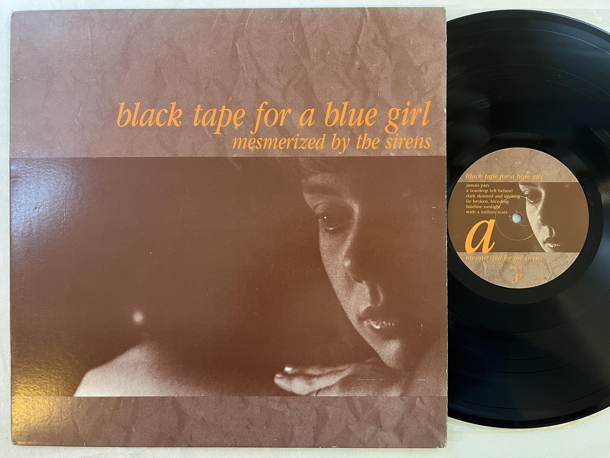 Omslagsbild för skivan BLACK TAPE FOR A BLUE GIRL Mesmerized By The Sirens LP -87 projekt PRO25