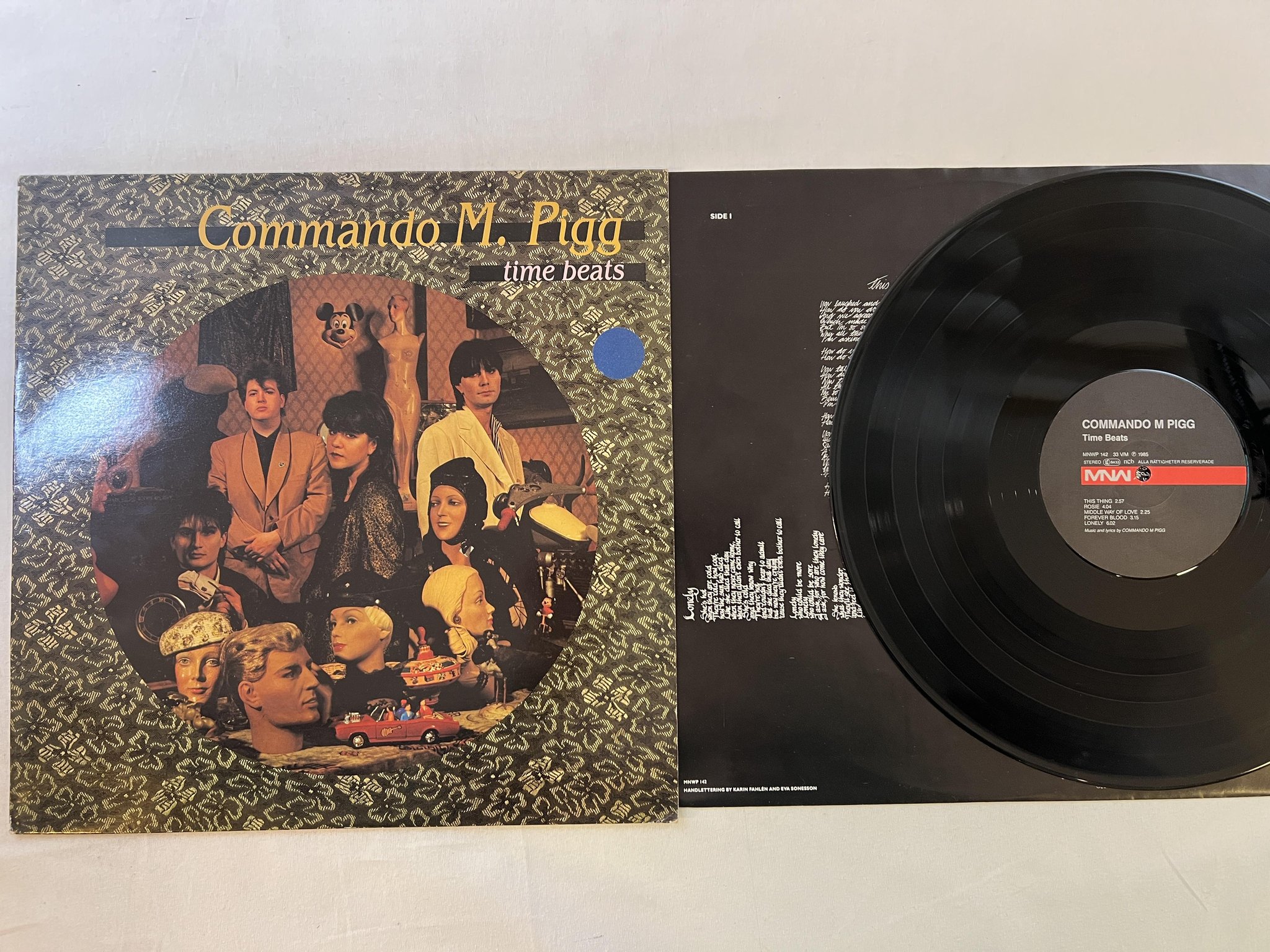 Omslagsbild för skivan COMMANDO M PIGG time beats LP -85 Swe MNW MNWP 142