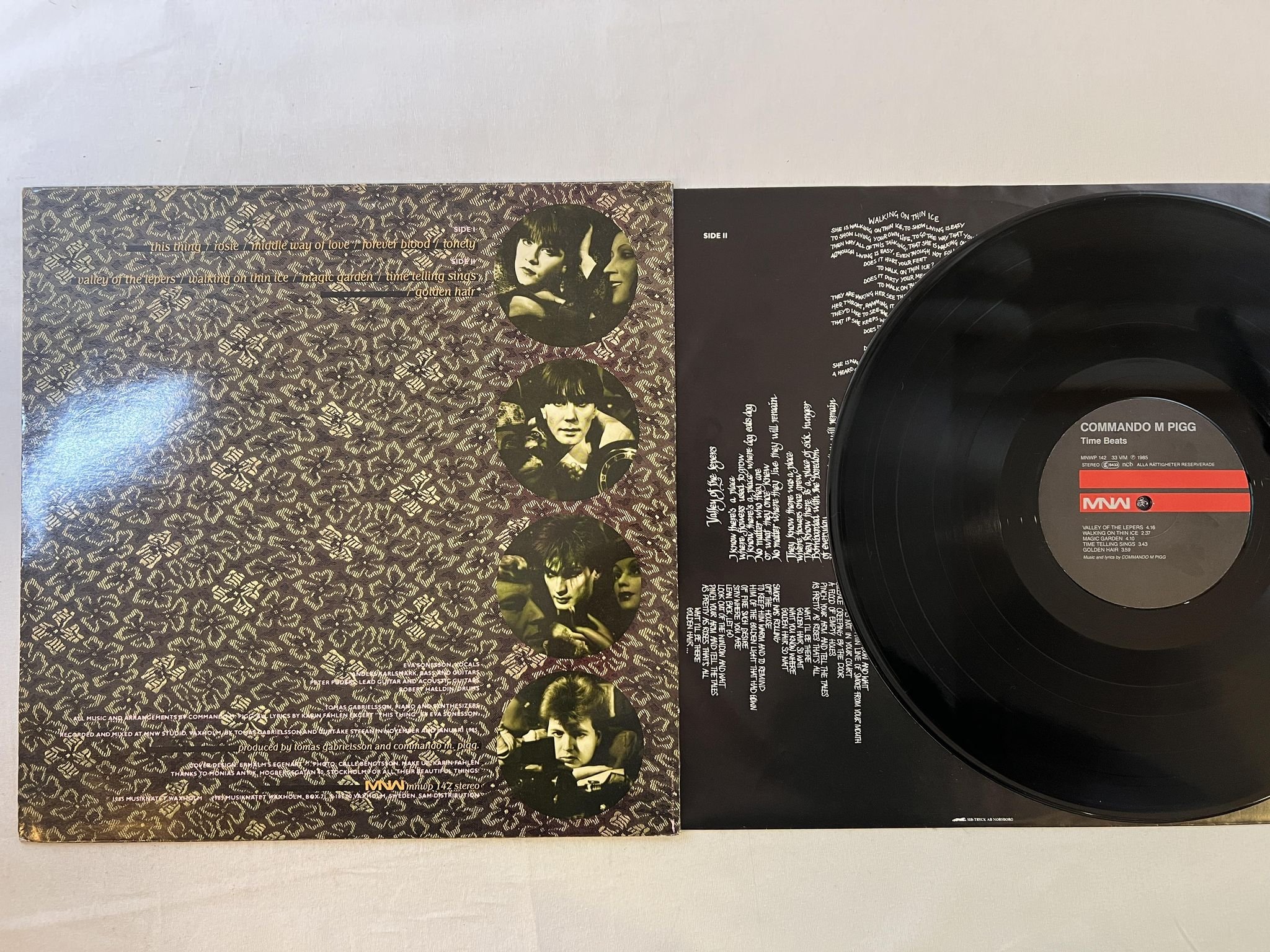 Omslagsbild för skivan COMMANDO M PIGG time beats LP -85 Swe MNW MNWP 142