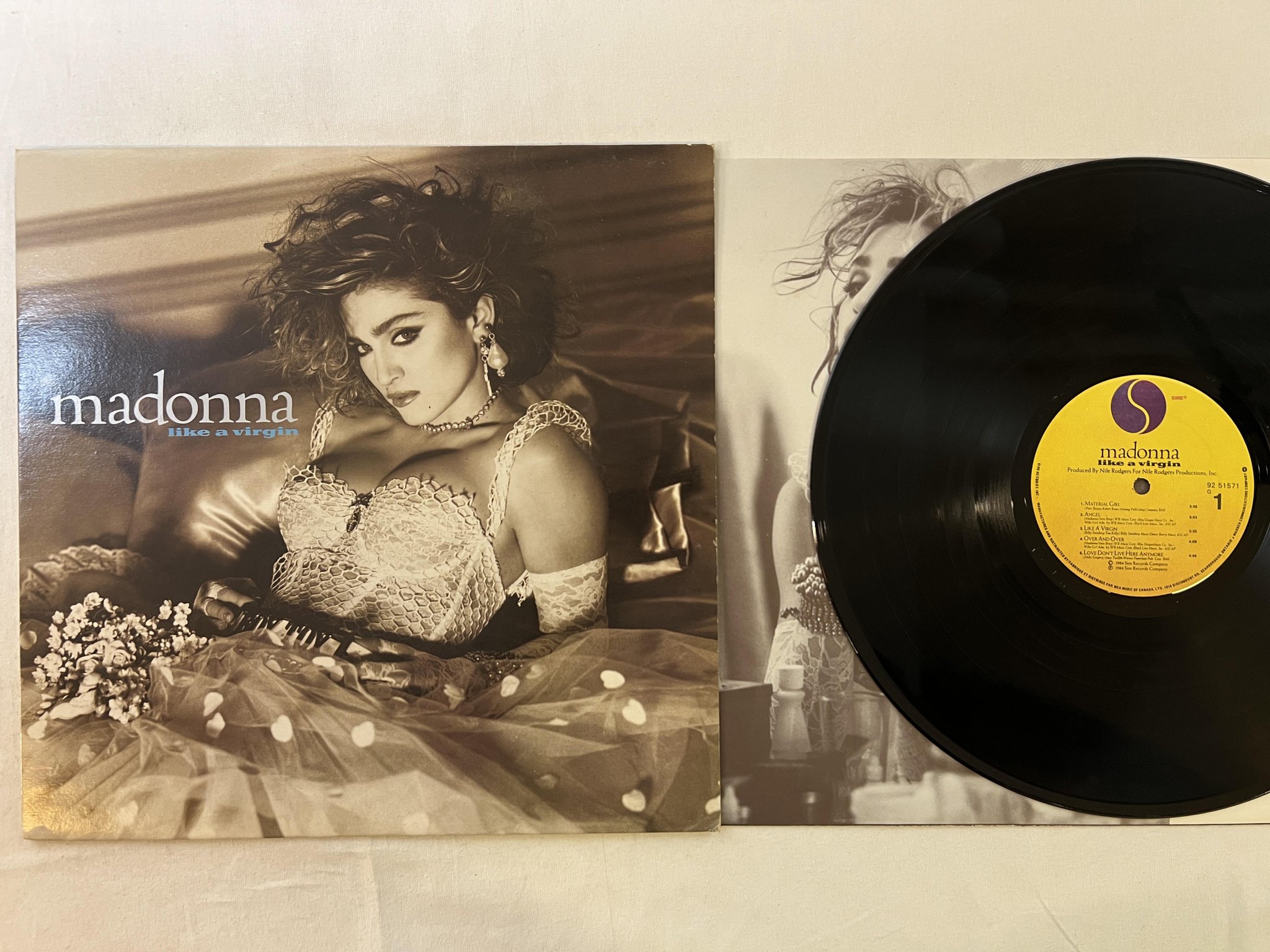 Omslagsbild för skivan MADONNA like a virgin LP -84 Can SIRE 92 51571 Q
