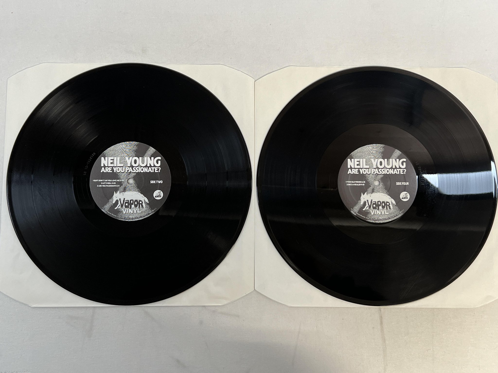 Omslagsbild för skivan NEIL YOUNG Are You Passionate? 2xLP 2002 US VAPOR 9 48111-1