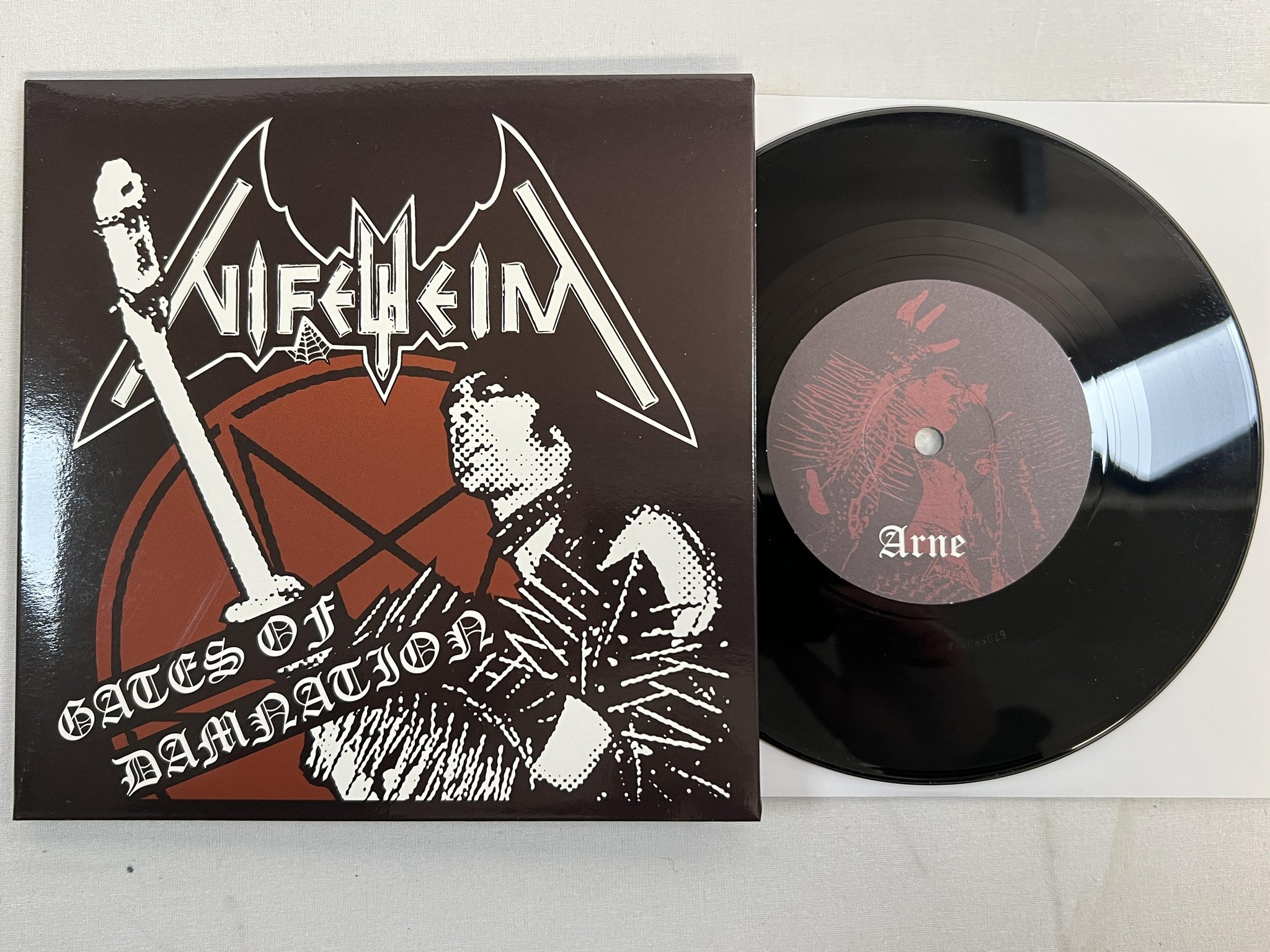 Omslagsbild för skivan NIFELHEIM / Sadistik Exekution Tribute To... 7" SPLIT-45 2006 Black metal