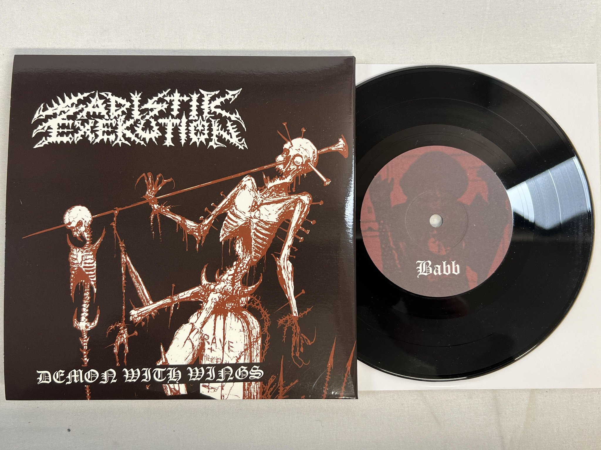 Omslagsbild för skivan NIFELHEIM / Sadistik Exekution Tribute To... 7" SPLIT-45 2006 Black metal
