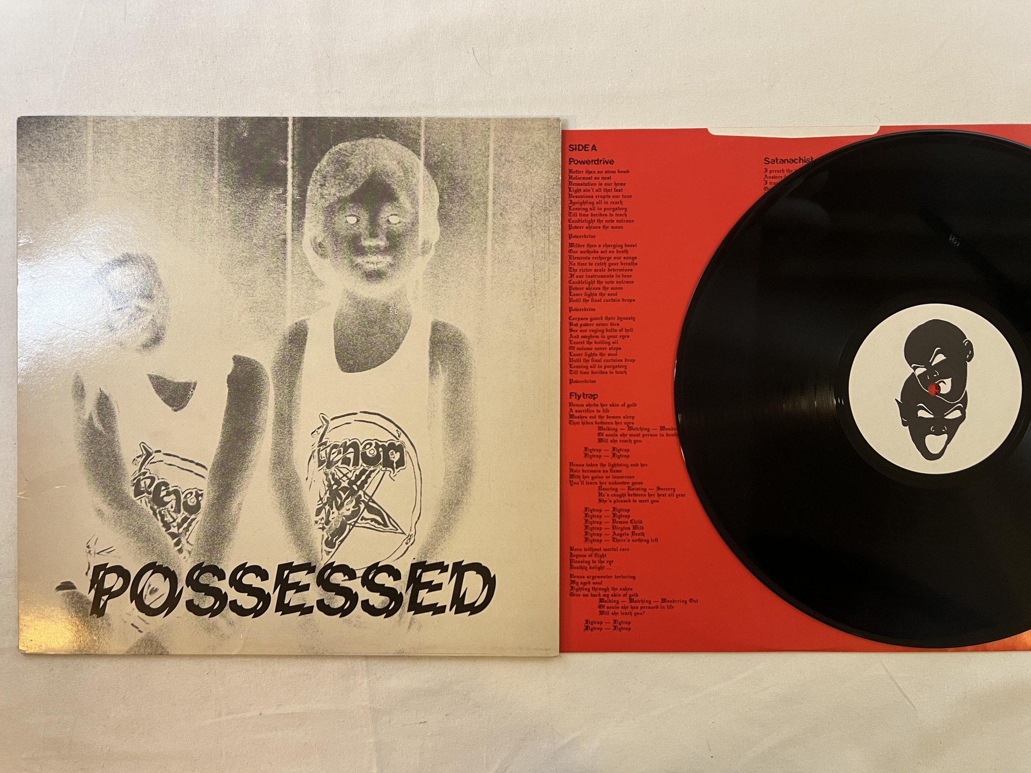 Omslagsbild för skivan VENOM possessed LP -85 UK NEAT 1024