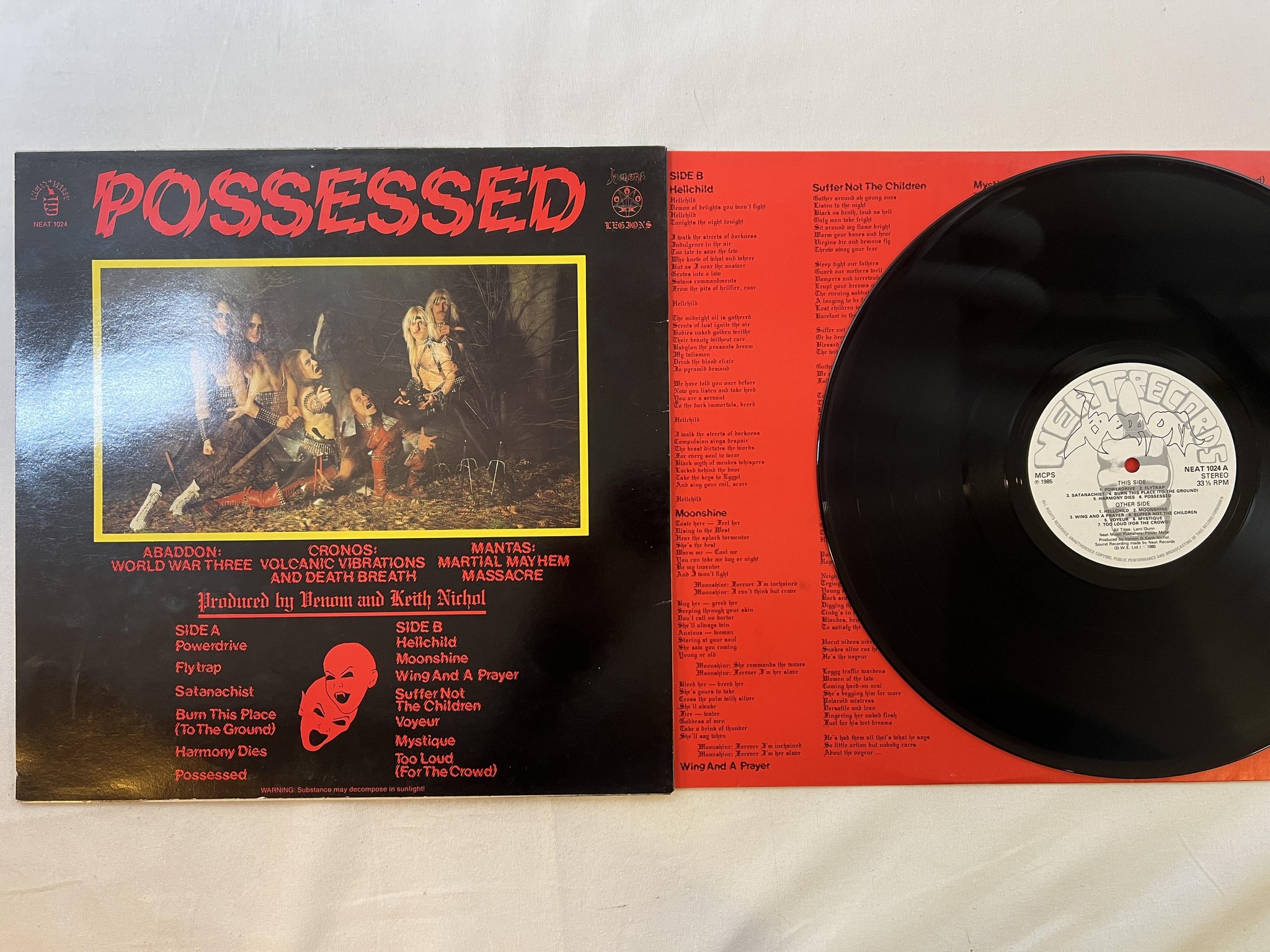 Omslagsbild för skivan VENOM possessed LP -85 UK NEAT 1024