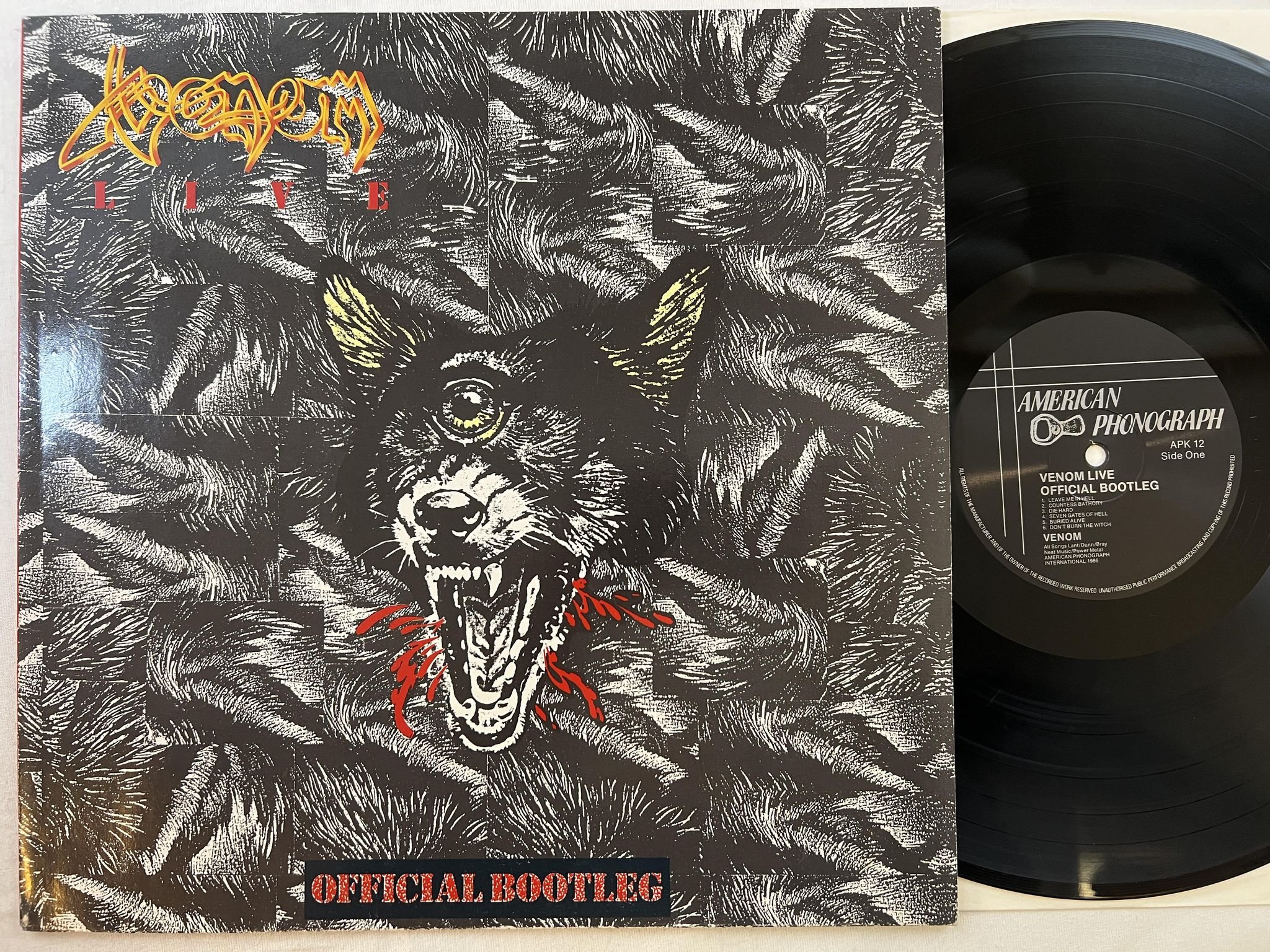 Omslagsbild för skivan VENOM Live : Official Bootleg LP -86 UK AMERICAN PHONOGRAPH APK 12