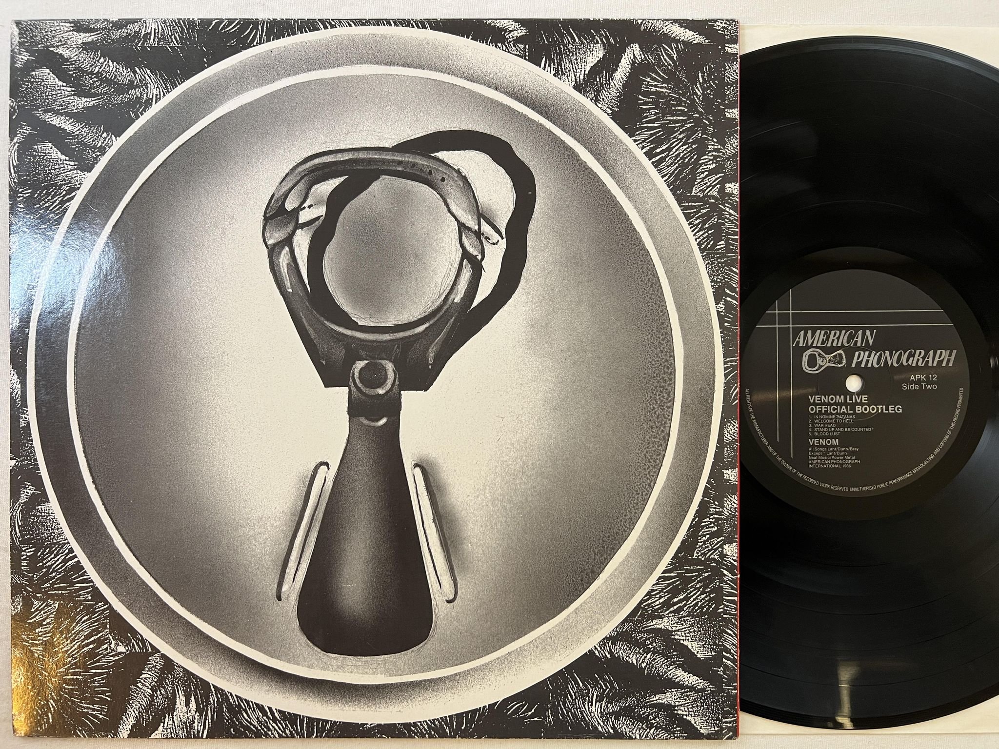 Omslagsbild för skivan VENOM Live : Official Bootleg LP -86 UK AMERICAN PHONOGRAPH APK 12