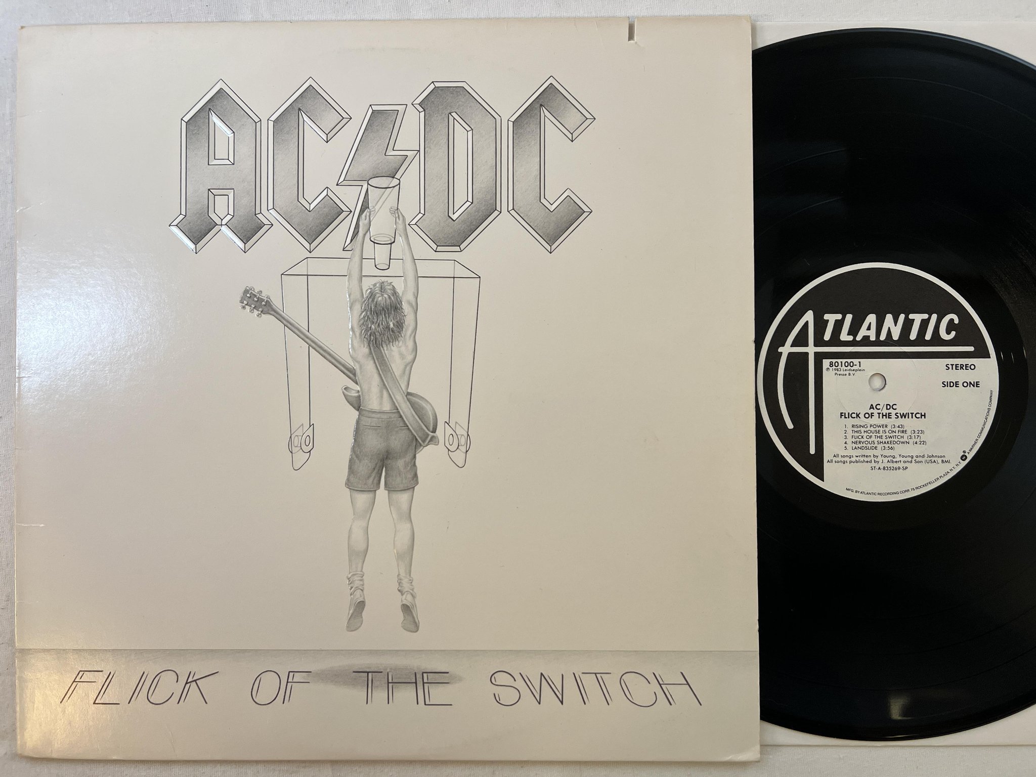 Omslagsbild för skivan AC/DC Flick Of The Switch LP -83 US ATLANTIC 80100-1 ** Embossed cover **