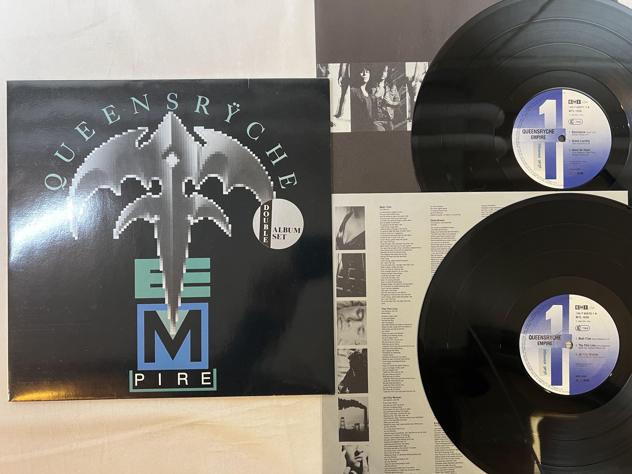 Omslagsbild för skivan QUEENSRYCHE empire LP -90 EMI USA 198-7 95071 1