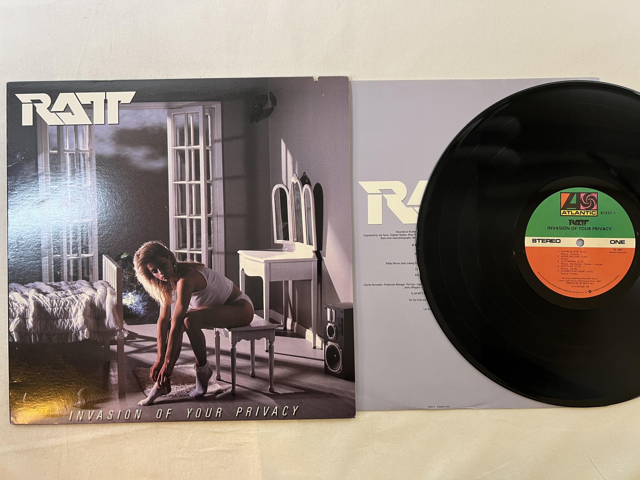 Omslagsbild för skivan RATT invasion of your privacy LP -85 US ATLANTIC 81257-1