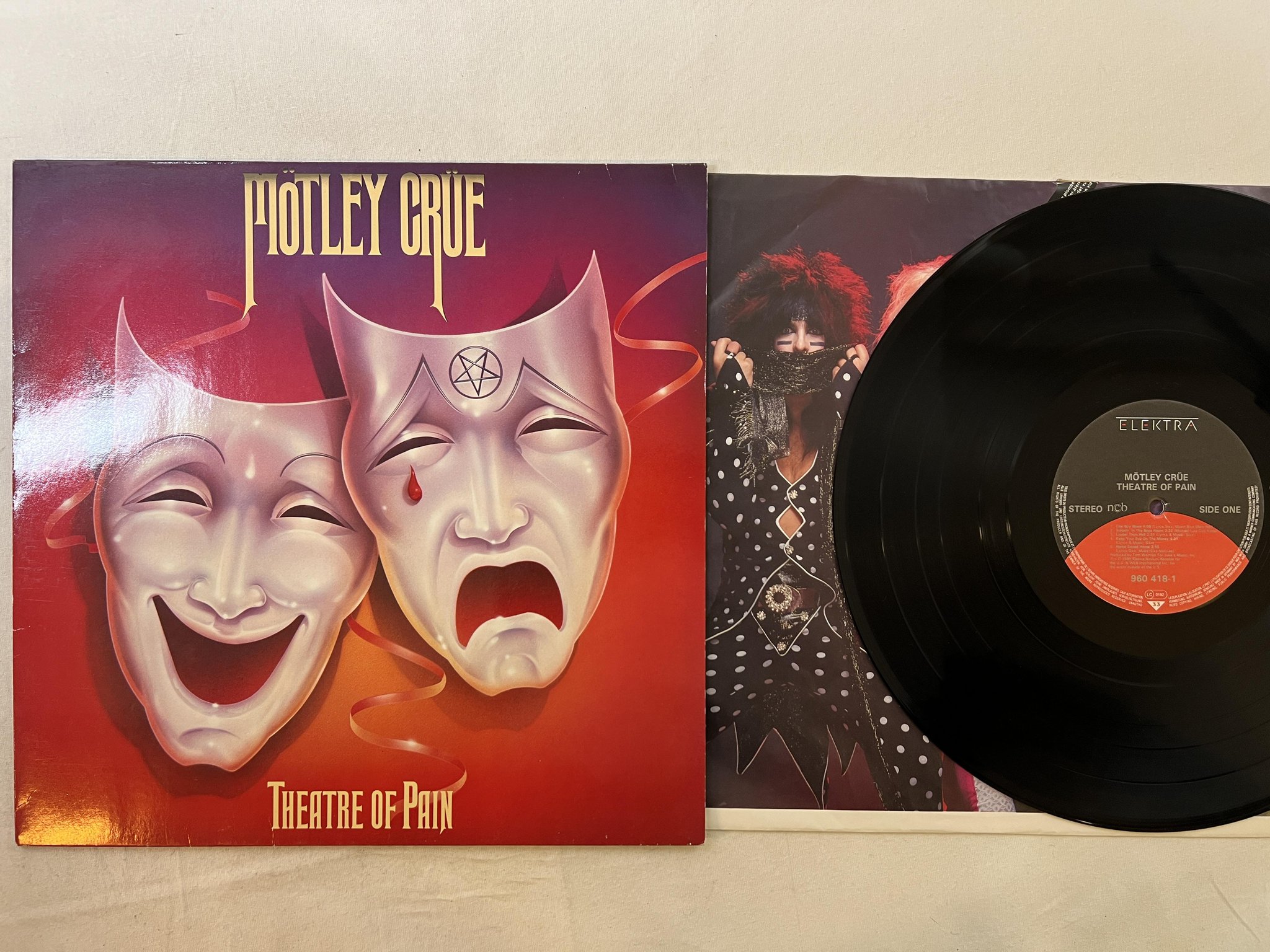 Omslagsbild för skivan MÖTLEY CRÜE theatre of pain LP -85 ncb ELEKTRA 960 418-1