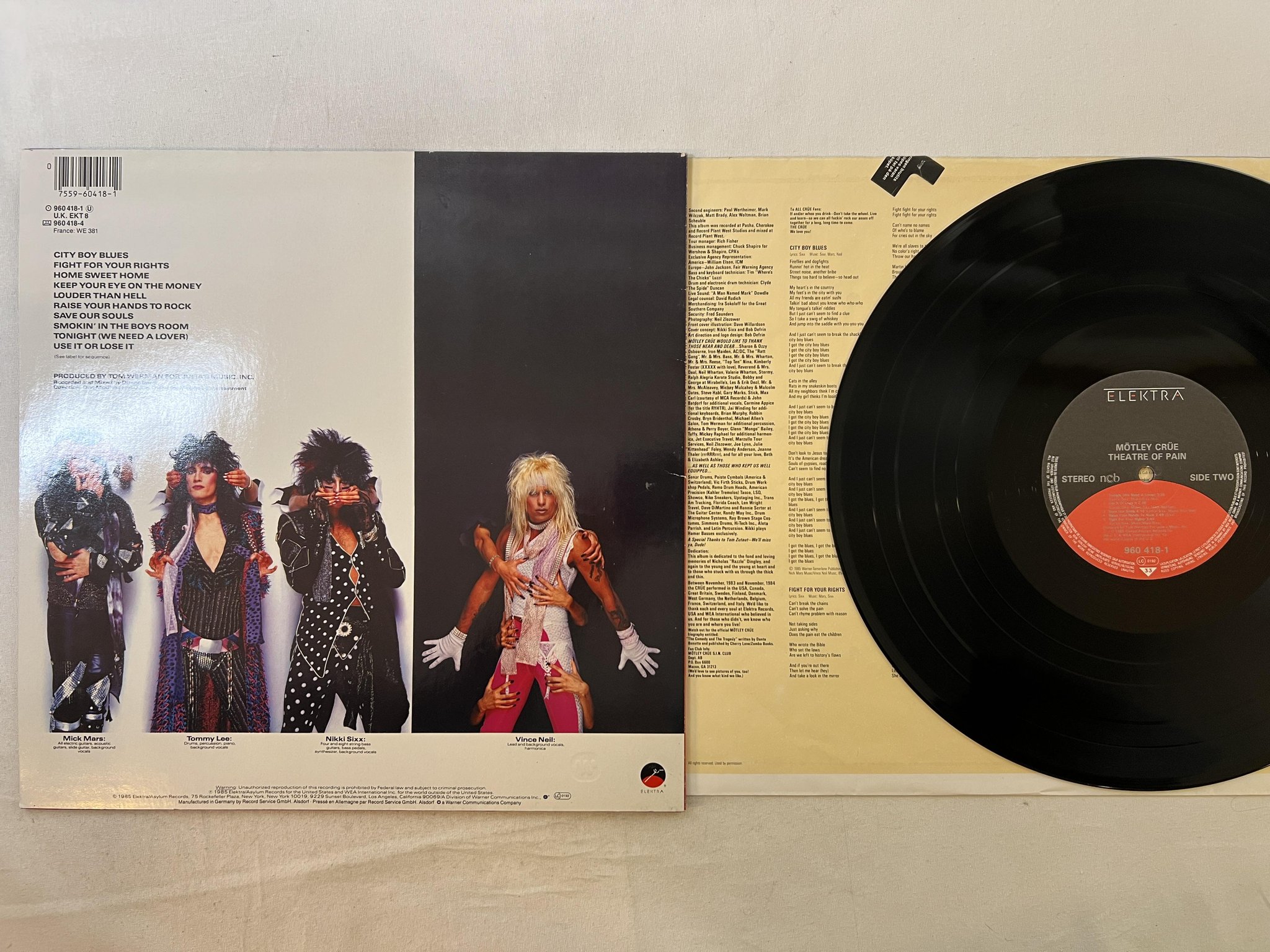 Omslagsbild för skivan MÖTLEY CRÜE theatre of pain LP -85 ncb ELEKTRA 960 418-1