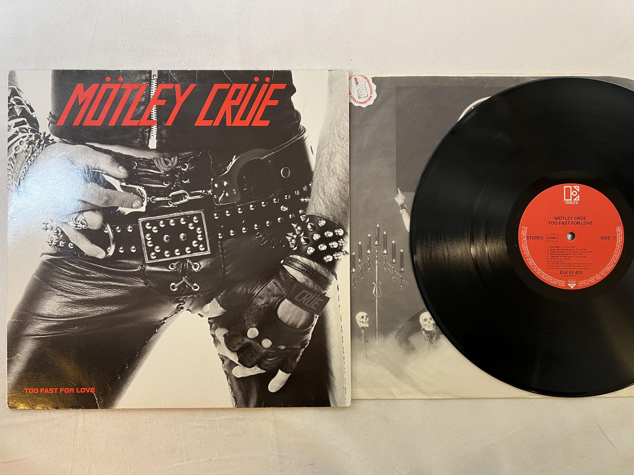 Omslagsbild för skivan MÖTLEY CRÜE too fast for love LP -82 Ger ELEKTRA ELK 52425