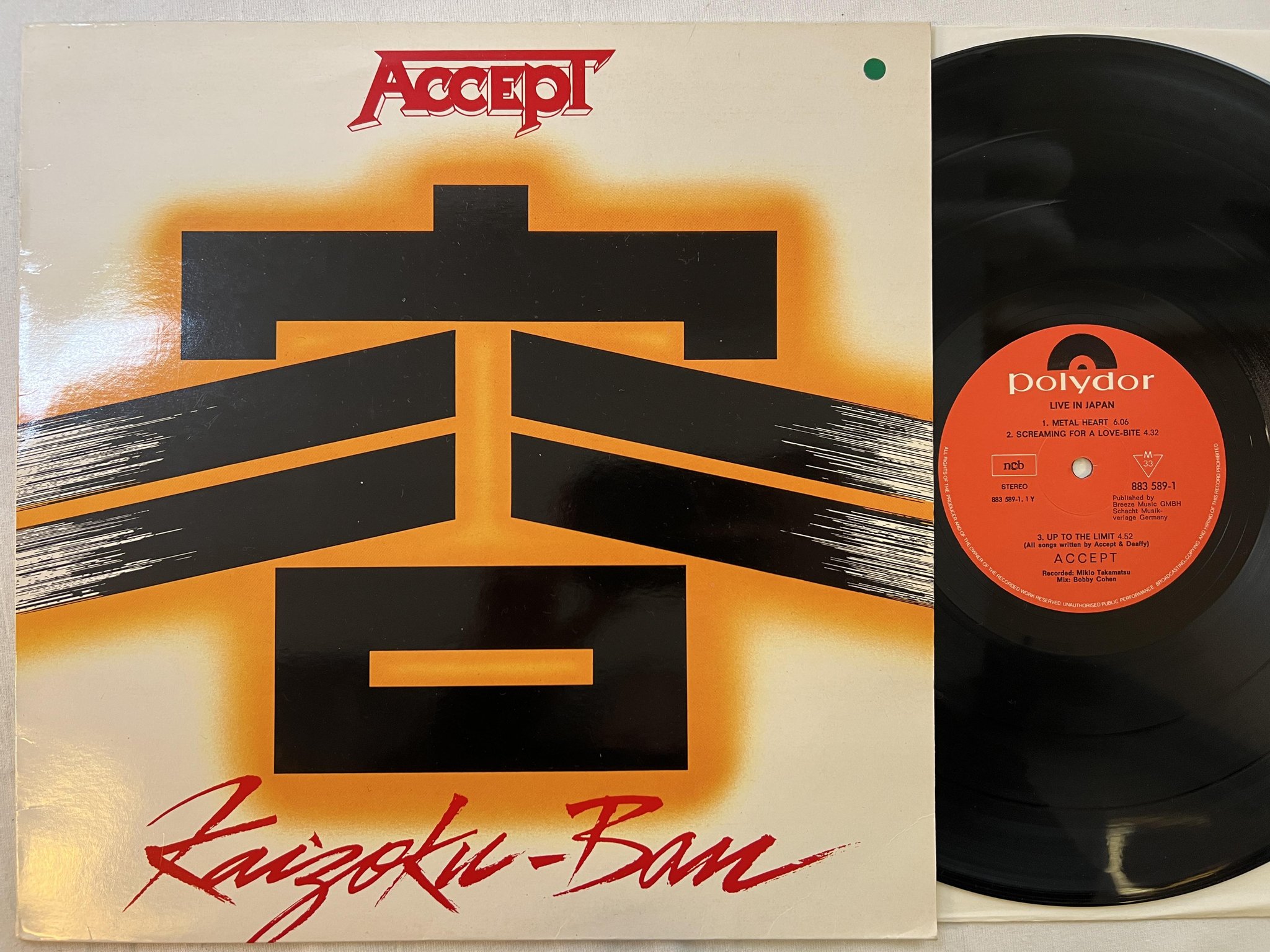 Omslagsbild för skivan ACCEPT live in Japan LP -85 ncb POLYDOR 883 589-1