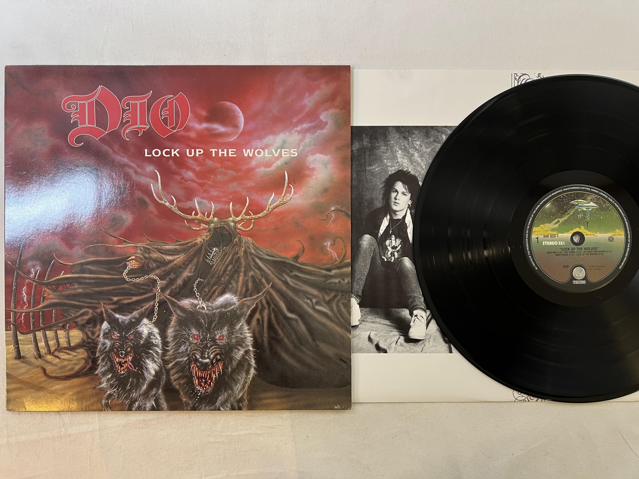 Omslagsbild för skivan DIO lock up the wolves LP -90 VERTIGO 846 033-1