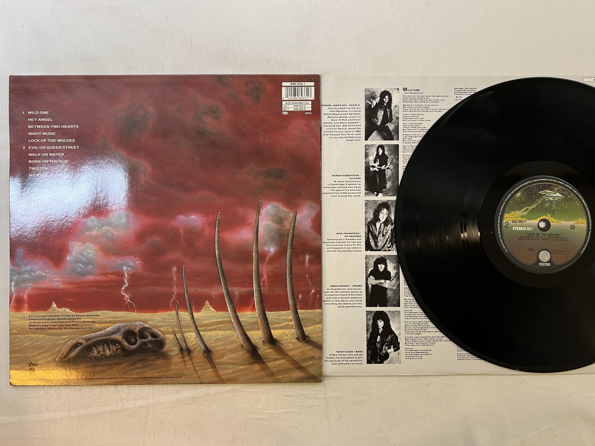 Omslagsbild för skivan DIO lock up the wolves LP -90 VERTIGO 846 033-1