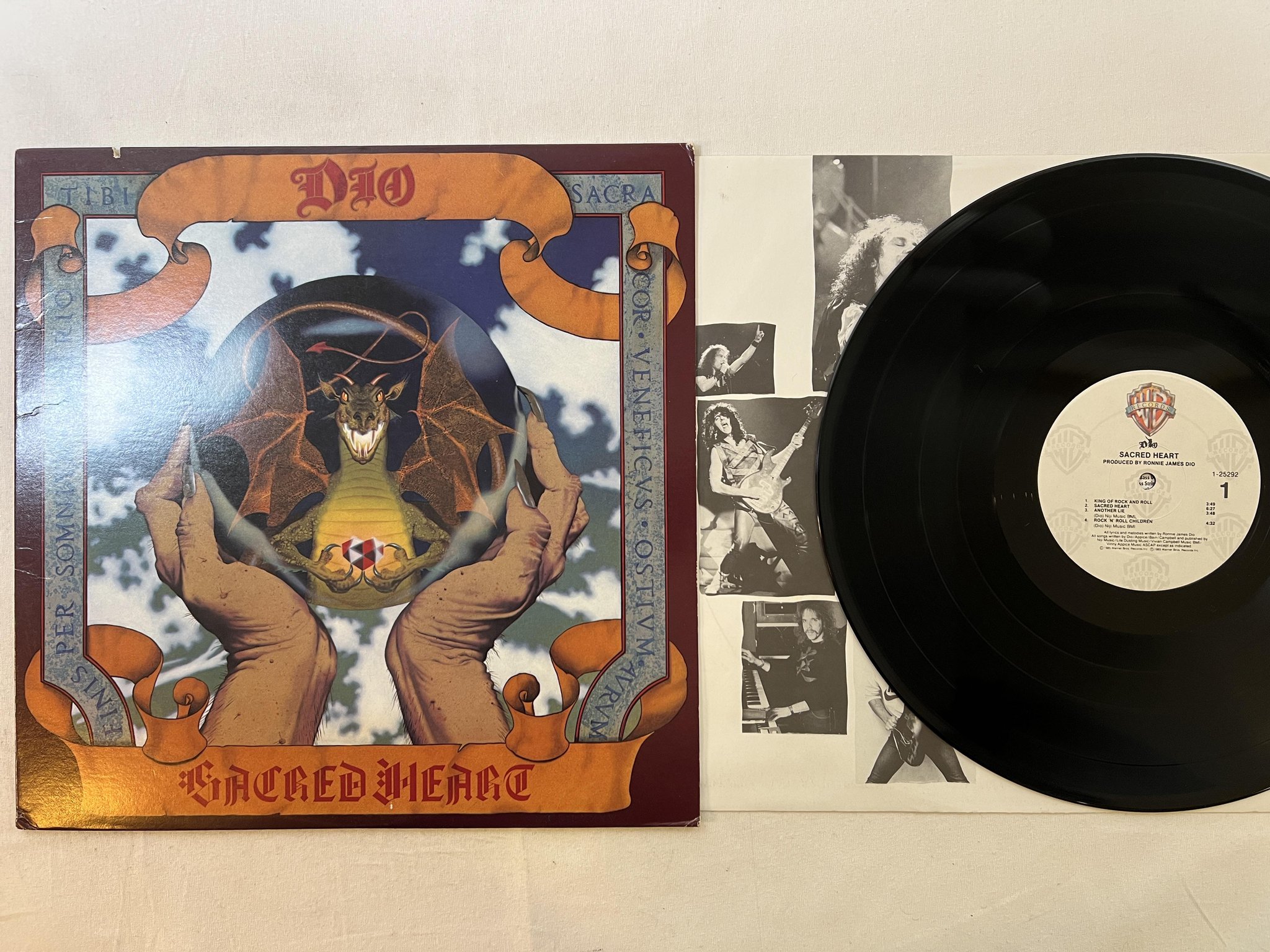 Omslagsbild för skivan DIO sacred heart LP -85 US WARNER 1-25292