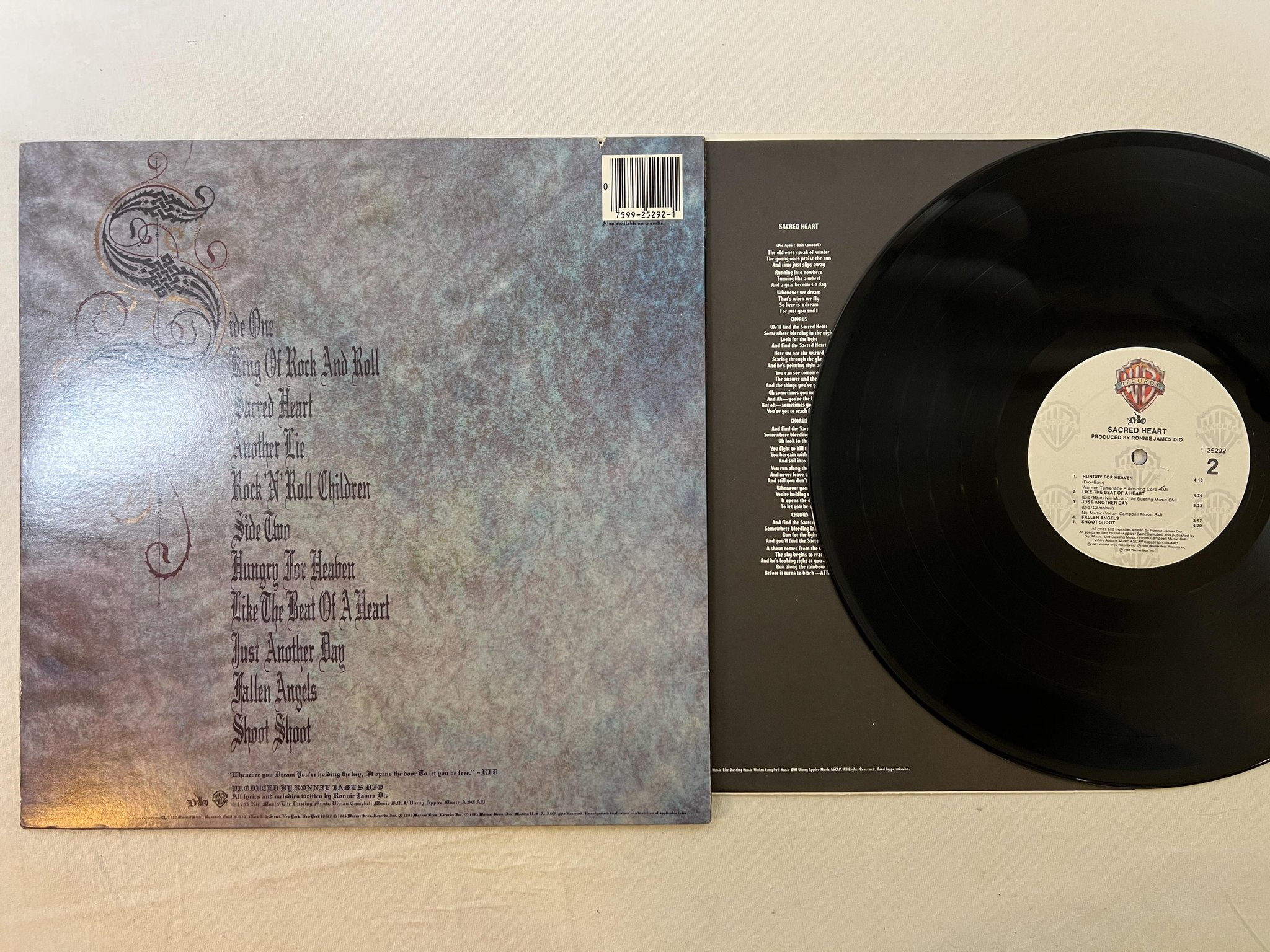 Omslagsbild för skivan DIO sacred heart LP -85 US WARNER 1-25292