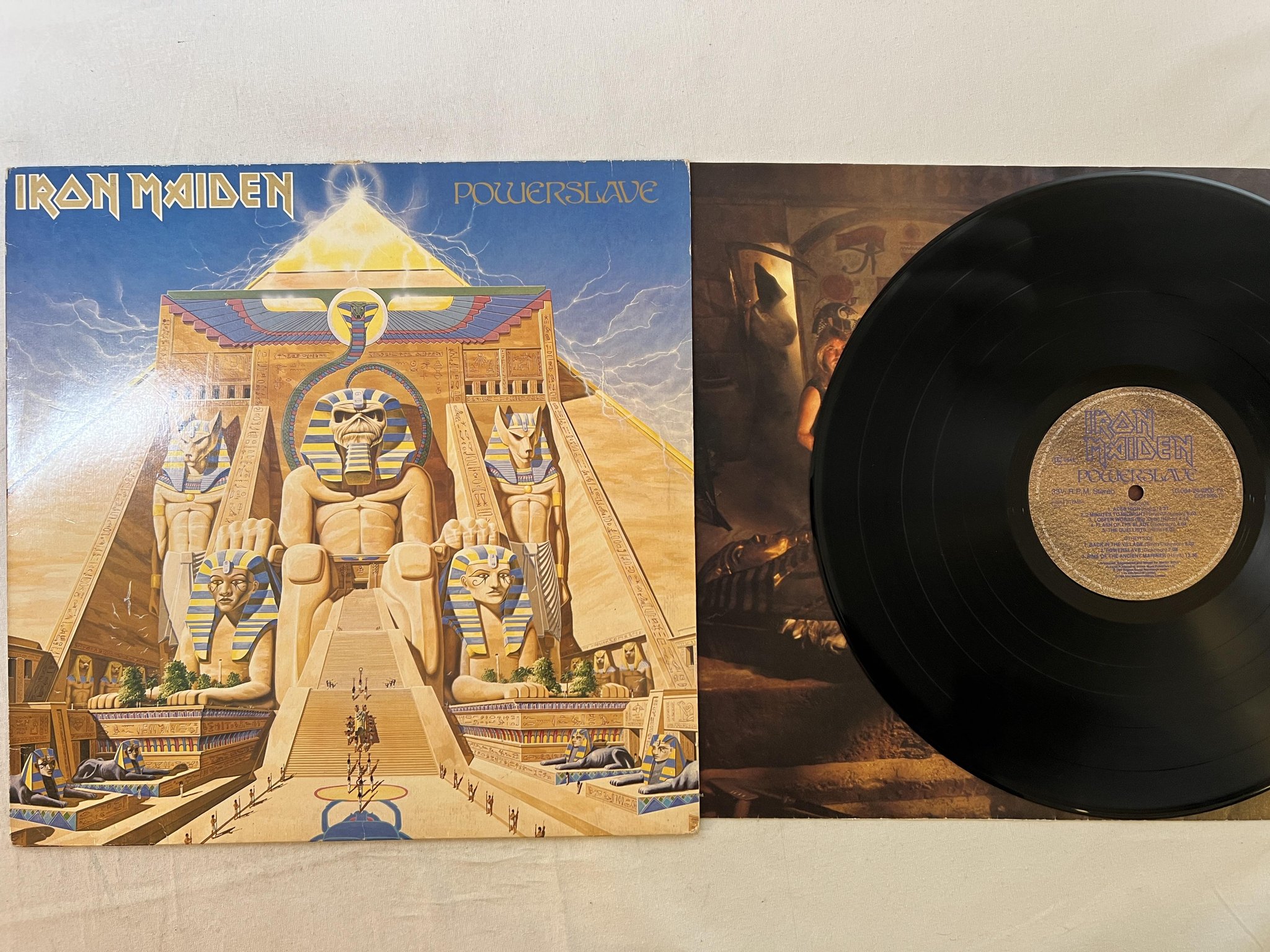 Omslagsbild för skivan IRON MAIDEN powerslave LP -84 EMI 1C 064 2402001