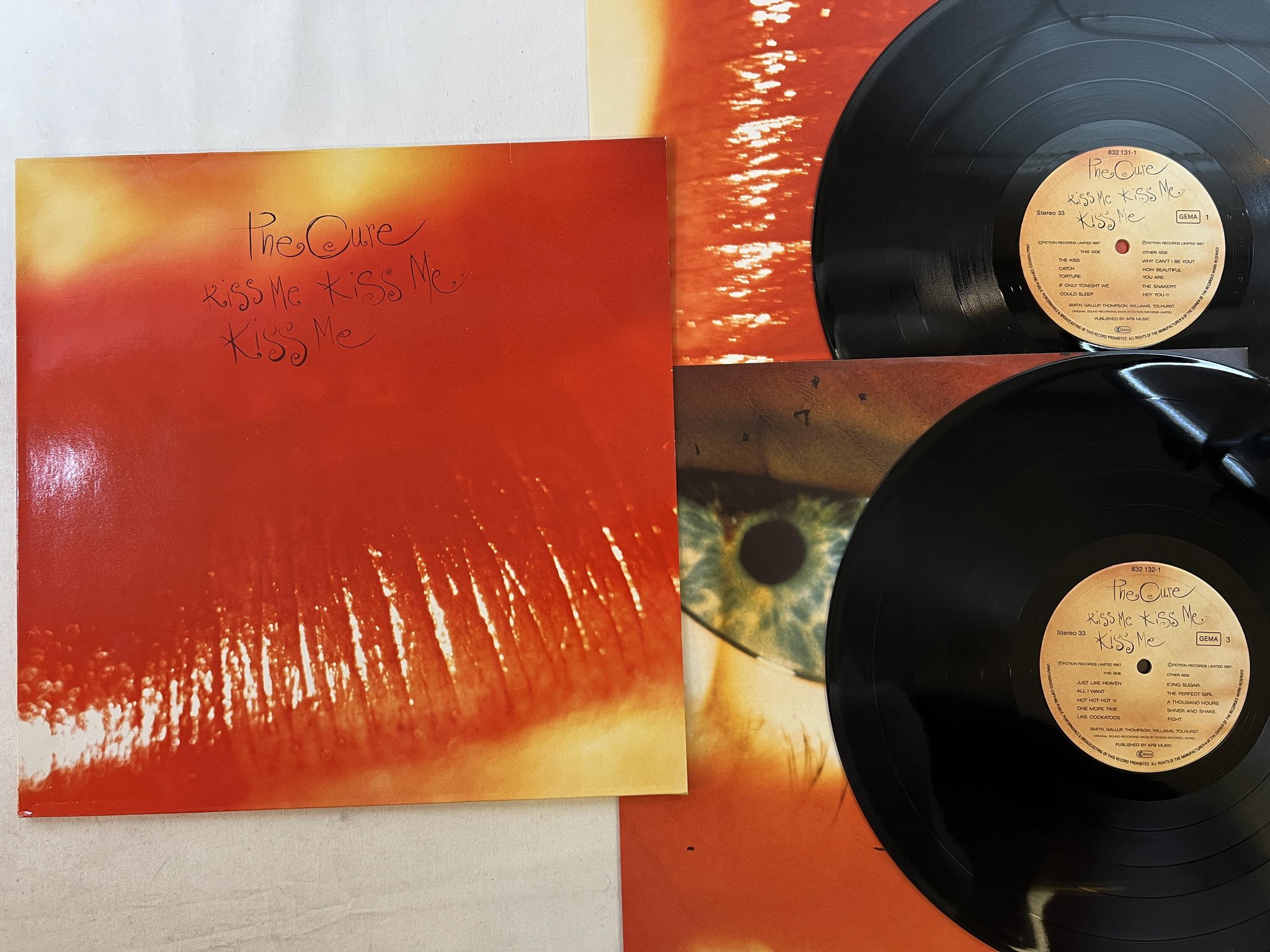 Omslagsbild för skivan THE CURE kiss me kiss me kiss me 2xLP -87 Ger FICTION 832131-1
