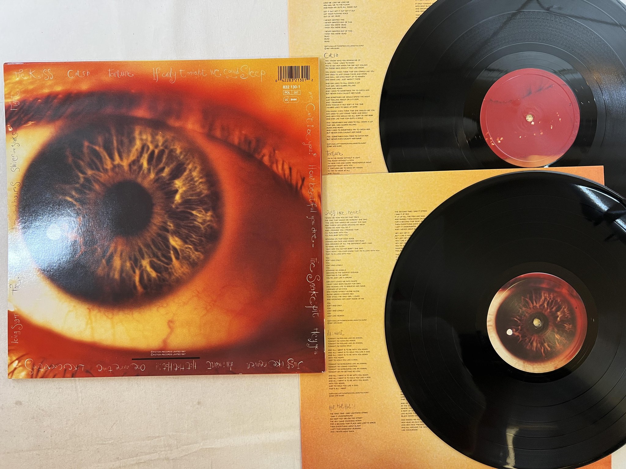 Omslagsbild för skivan THE CURE kiss me kiss me kiss me 2xLP -87 Ger FICTION 832131-1