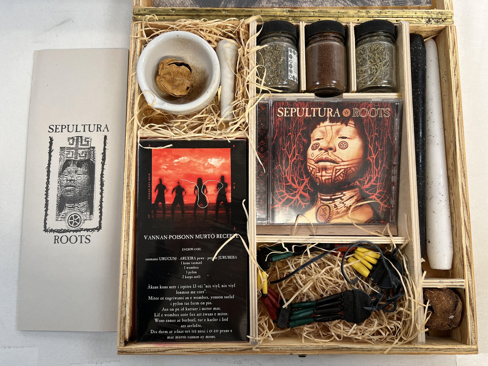 Omslagsbild för skivan SEPULTURA Roots PROMO cd BOX in top condition 1996 **** MEGA RARE ****