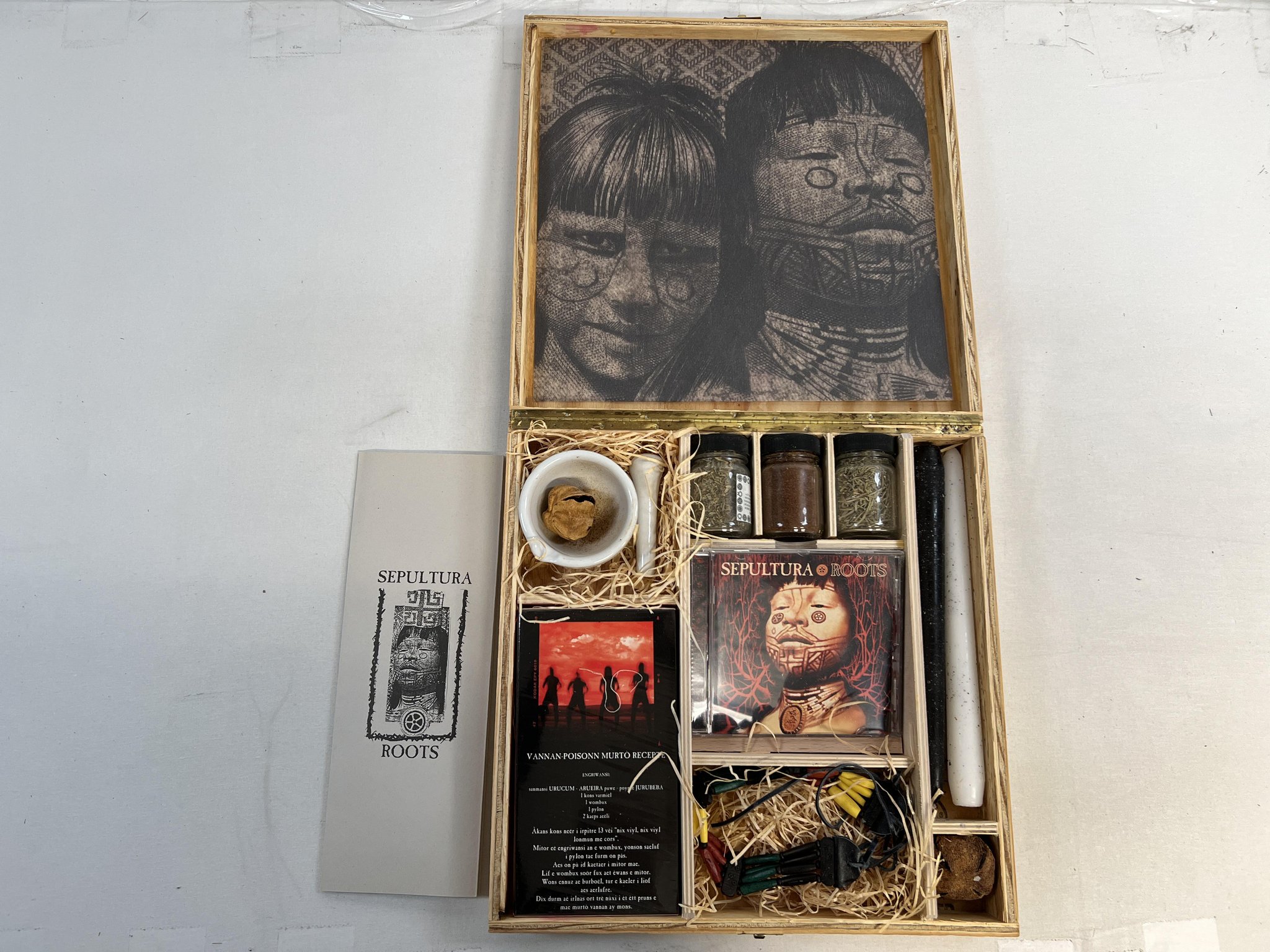 Omslagsbild för skivan SEPULTURA Roots PROMO cd BOX in top condition 1996 **** MEGA RARE ****