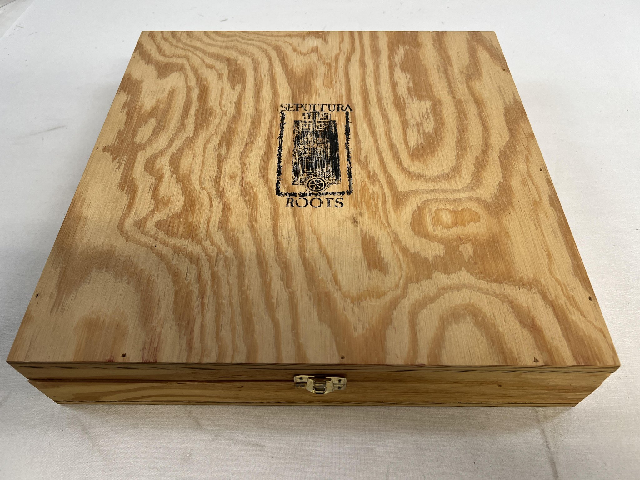 Omslagsbild för skivan SEPULTURA Roots PROMO cd BOX in top condition 1996 **** MEGA RARE ****