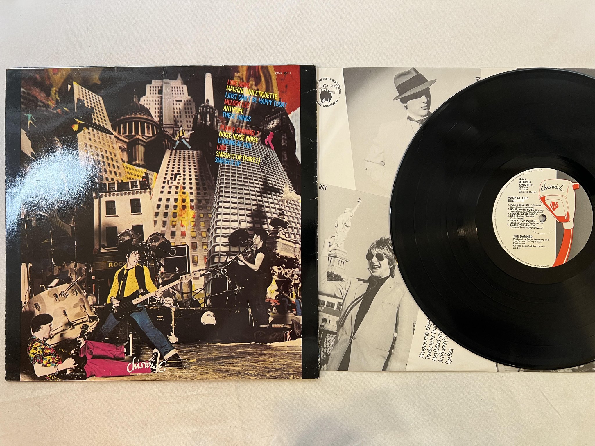 Omslagsbild för skivan THE DAMNED machine gun etiquette LP -79 Hol CHISWICK CWK-3011