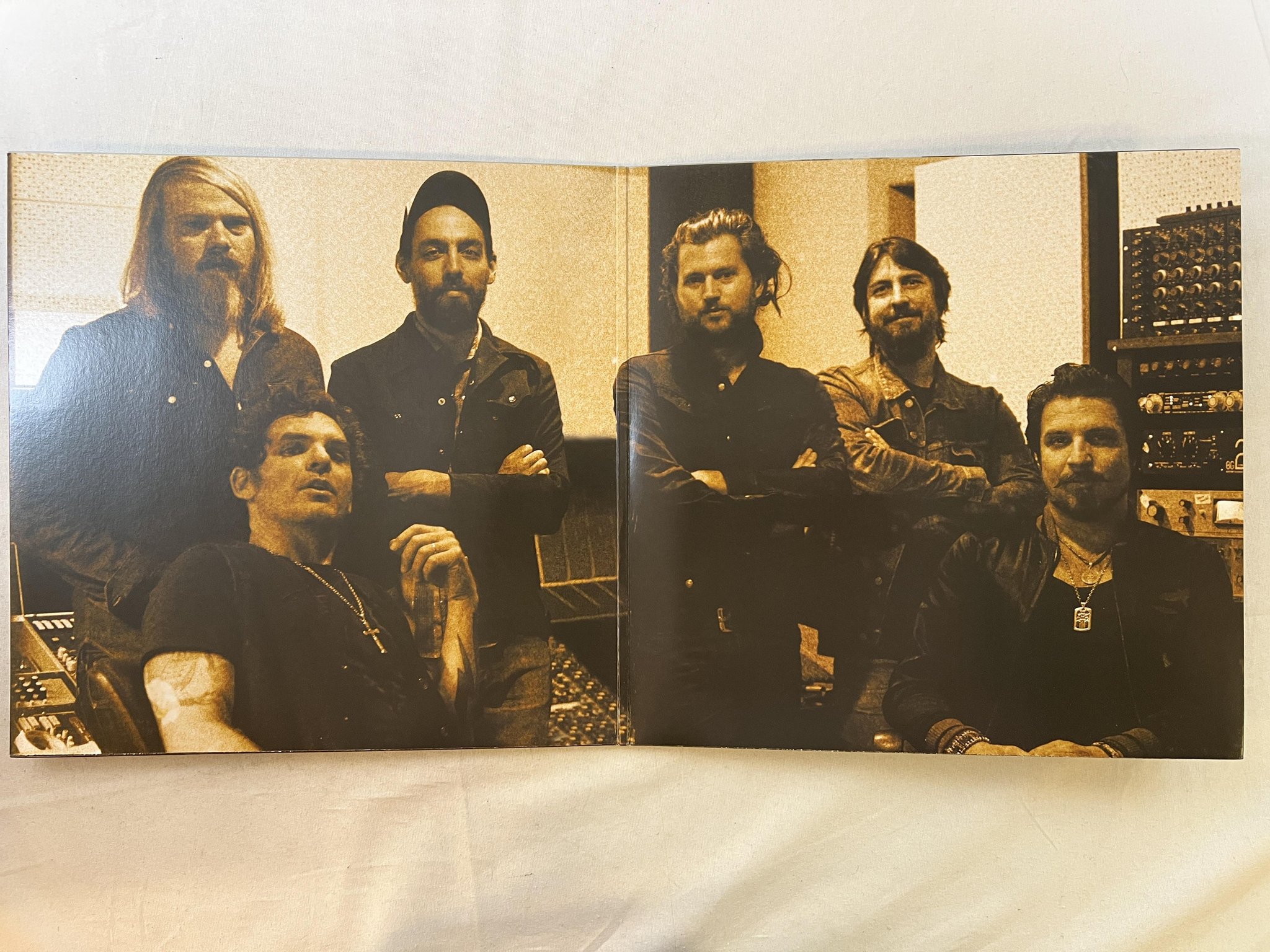 Omslagsbild för skivan RIVAL SONS Hollow Bones LP 2016 EARACHE MOSH562LP