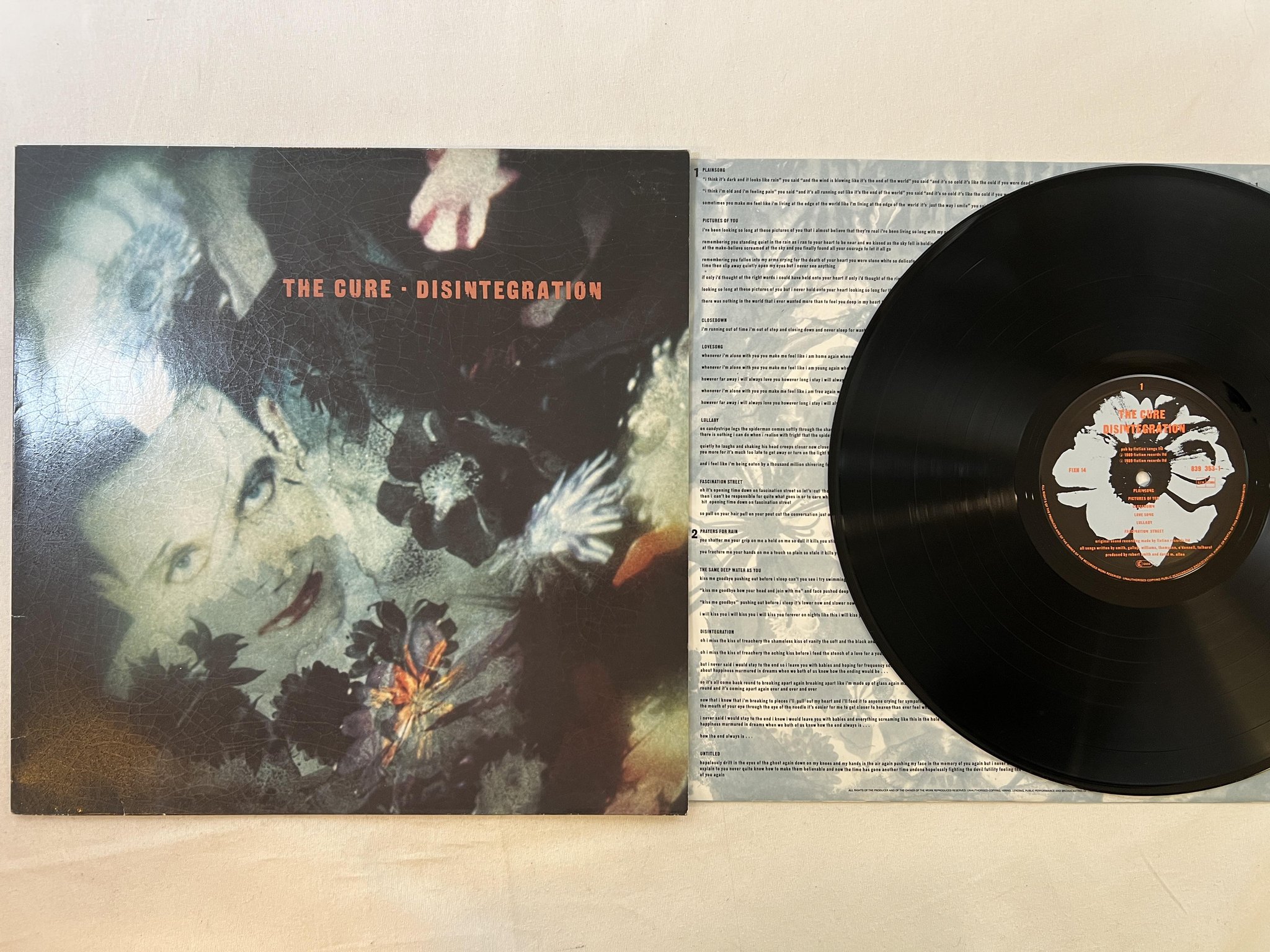 Omslagsbild för skivan THE CURE disintegration LP -89 UK FICTION FIXH 14
