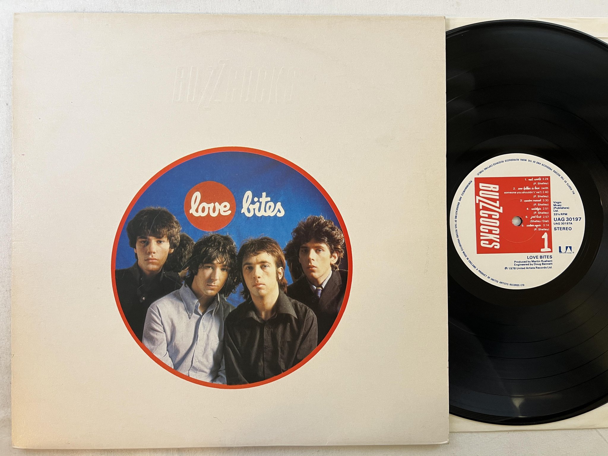 Omslagsbild för skivan BUZZCOCKS love bites LP -78 UK UNITED ARTISTS UAG 30197 ** Embossed cover **