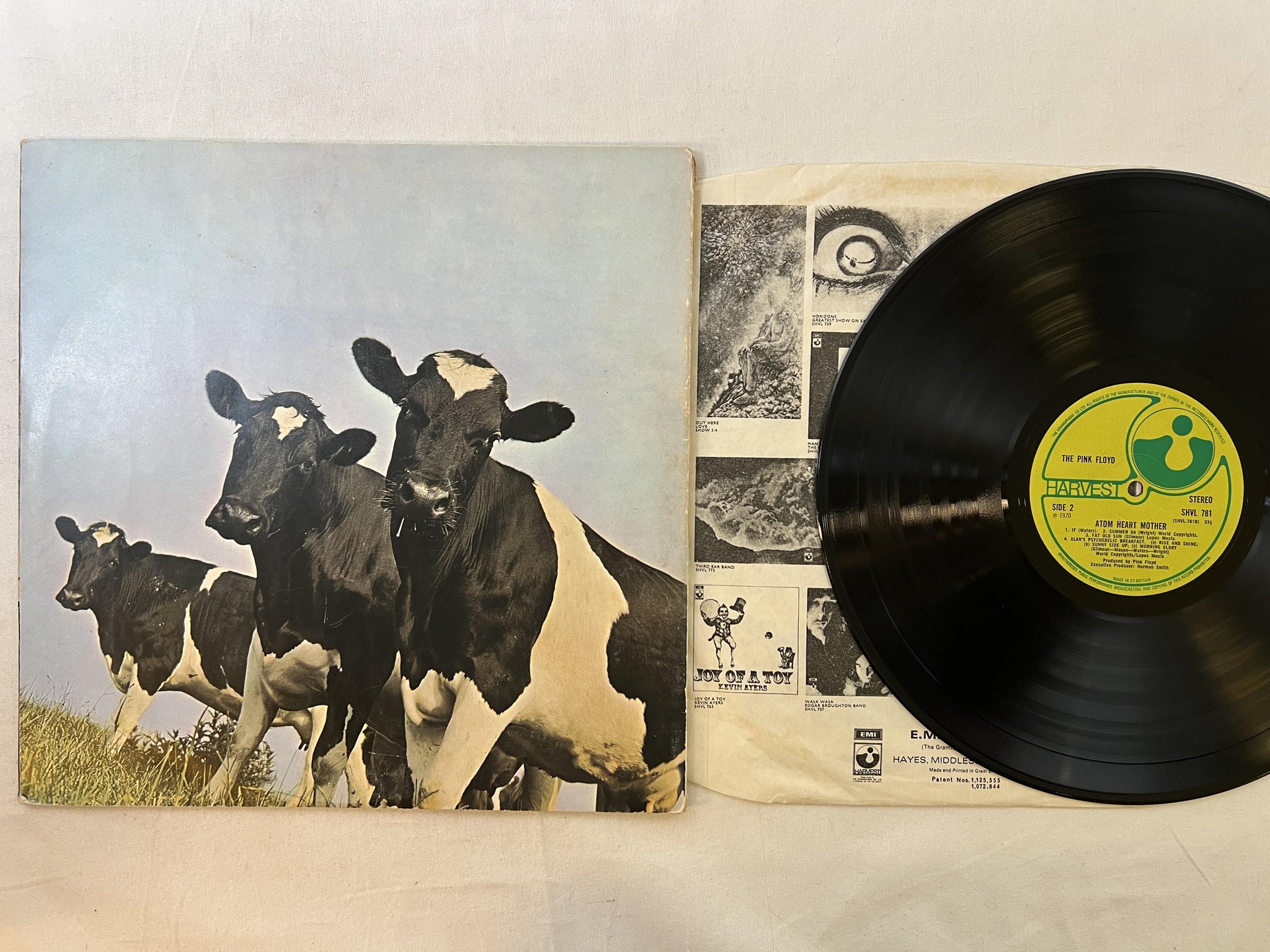 Omslagsbild för skivan THE PINK FLOYD atom heart mother LP -70 UK HARVEST SHVL 781