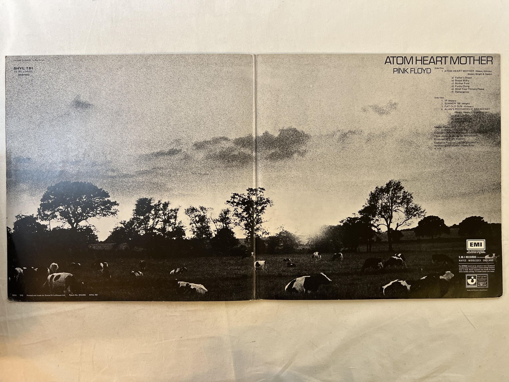 Omslagsbild för skivan THE PINK FLOYD atom heart mother LP -70 UK HARVEST SHVL 781